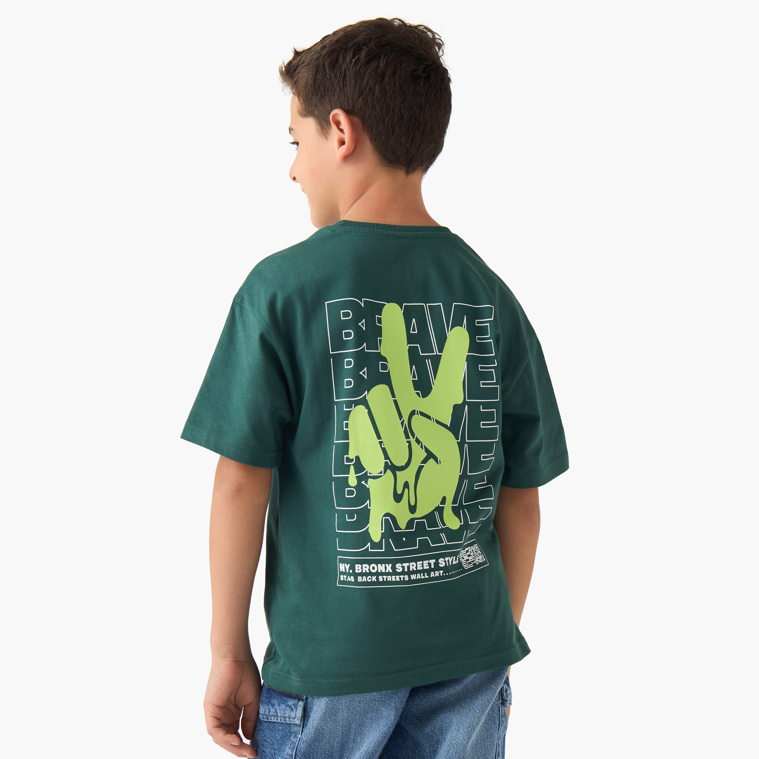 تيشيرت قطن بياقة ضيقة وأكمام قصيرة وطبعات للأولاد من جونيورز-boys-clothing-tshirtsandpolos-image-3