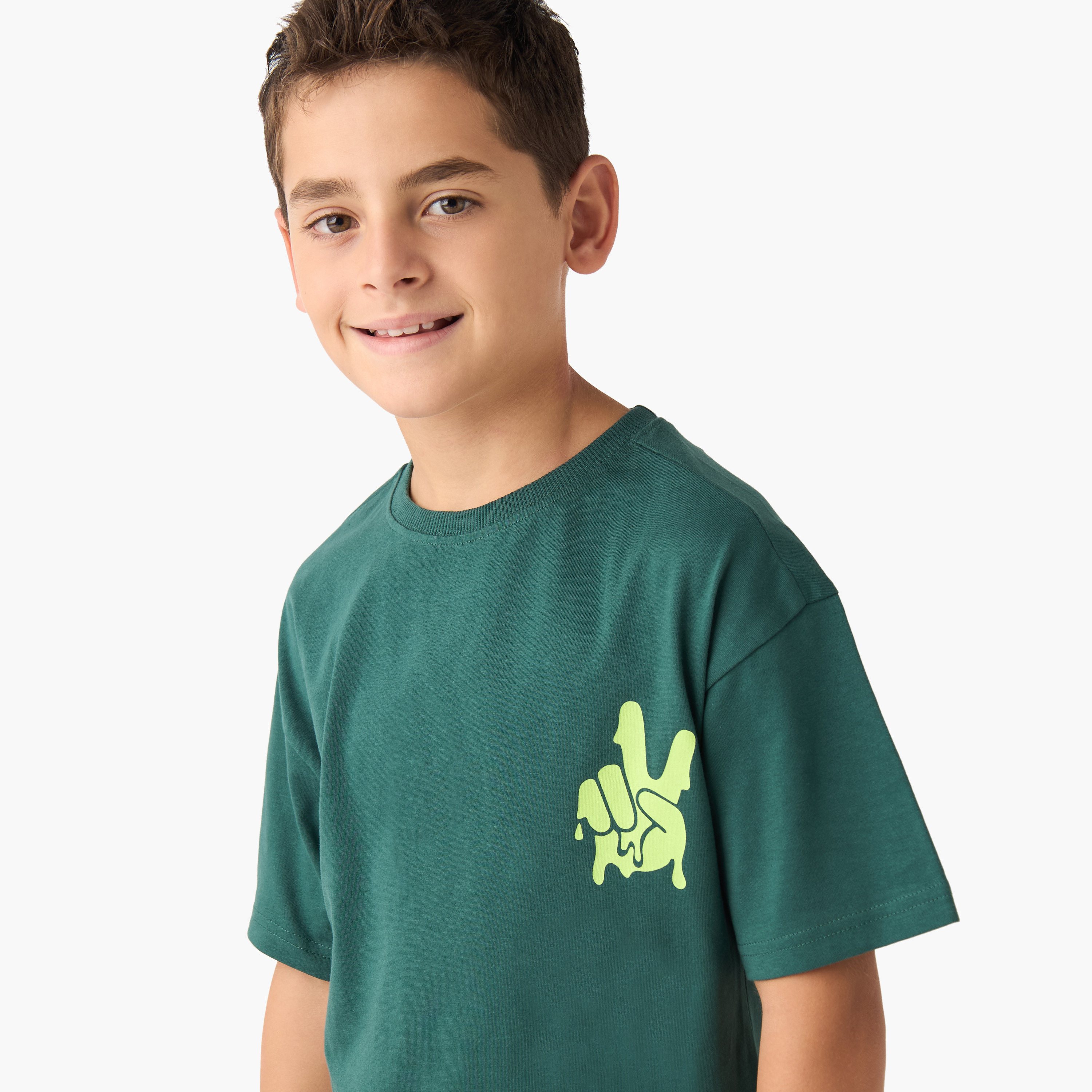 تيشيرت قطن بياقة ضيقة وأكمام قصيرة وطبعات للأولاد من جونيورز-boys-clothing-tshirtsandpolos-image-2