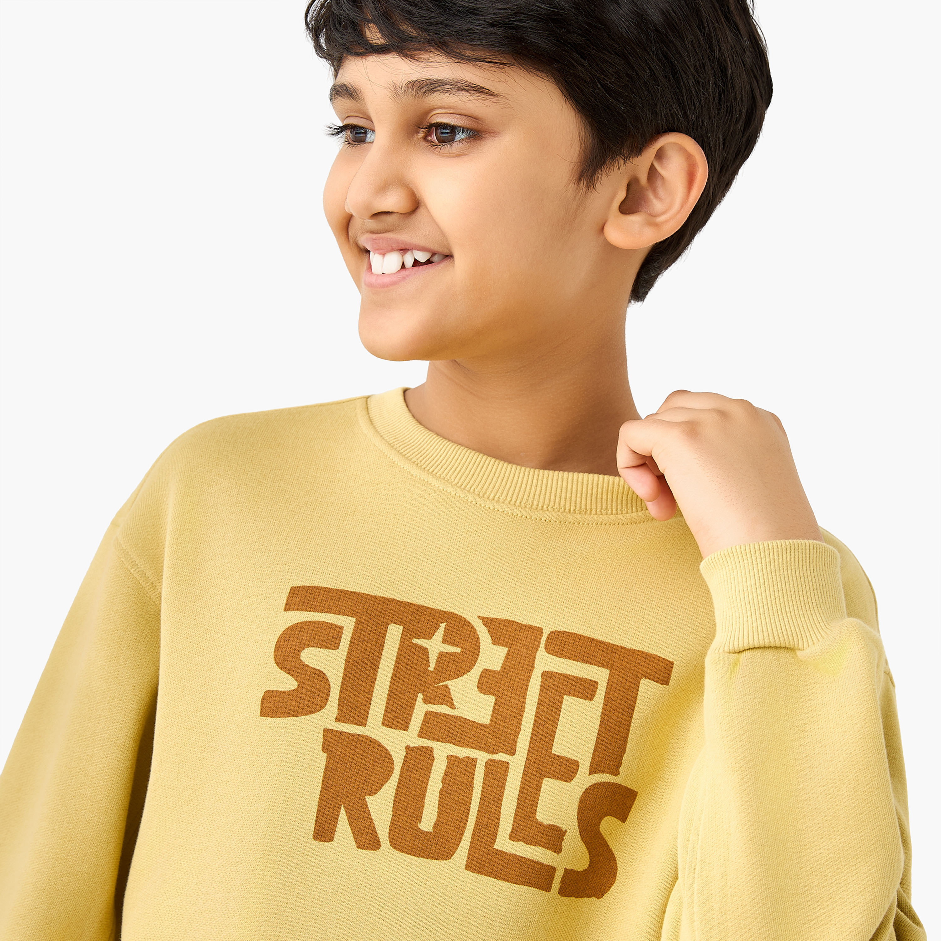 سويت شيرت بأكمام طويلة وطبعات تايبوجرافيك من جونيورز-boys-clothing-sweatshirts-image-2