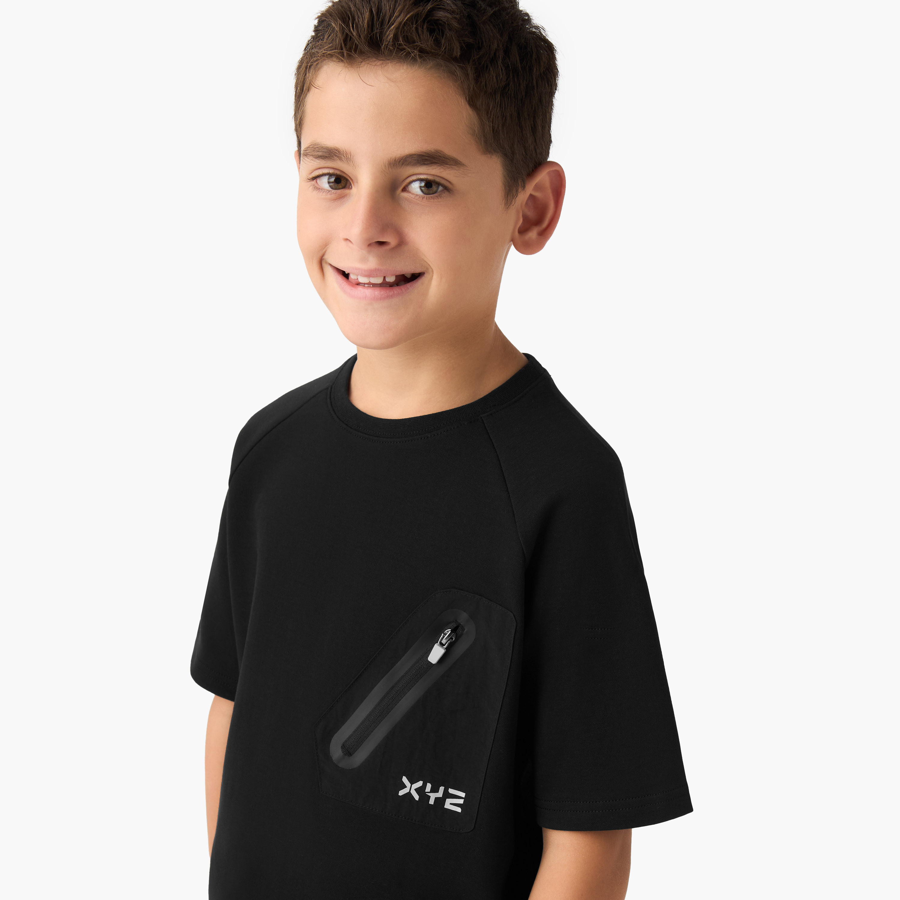 تيشيرت للأولاد بياقة ضيقة وجيب وأكمام قصيرة من مزيج القطن من إكس واي زي-boys-clothing-sportswear-tops-image-2