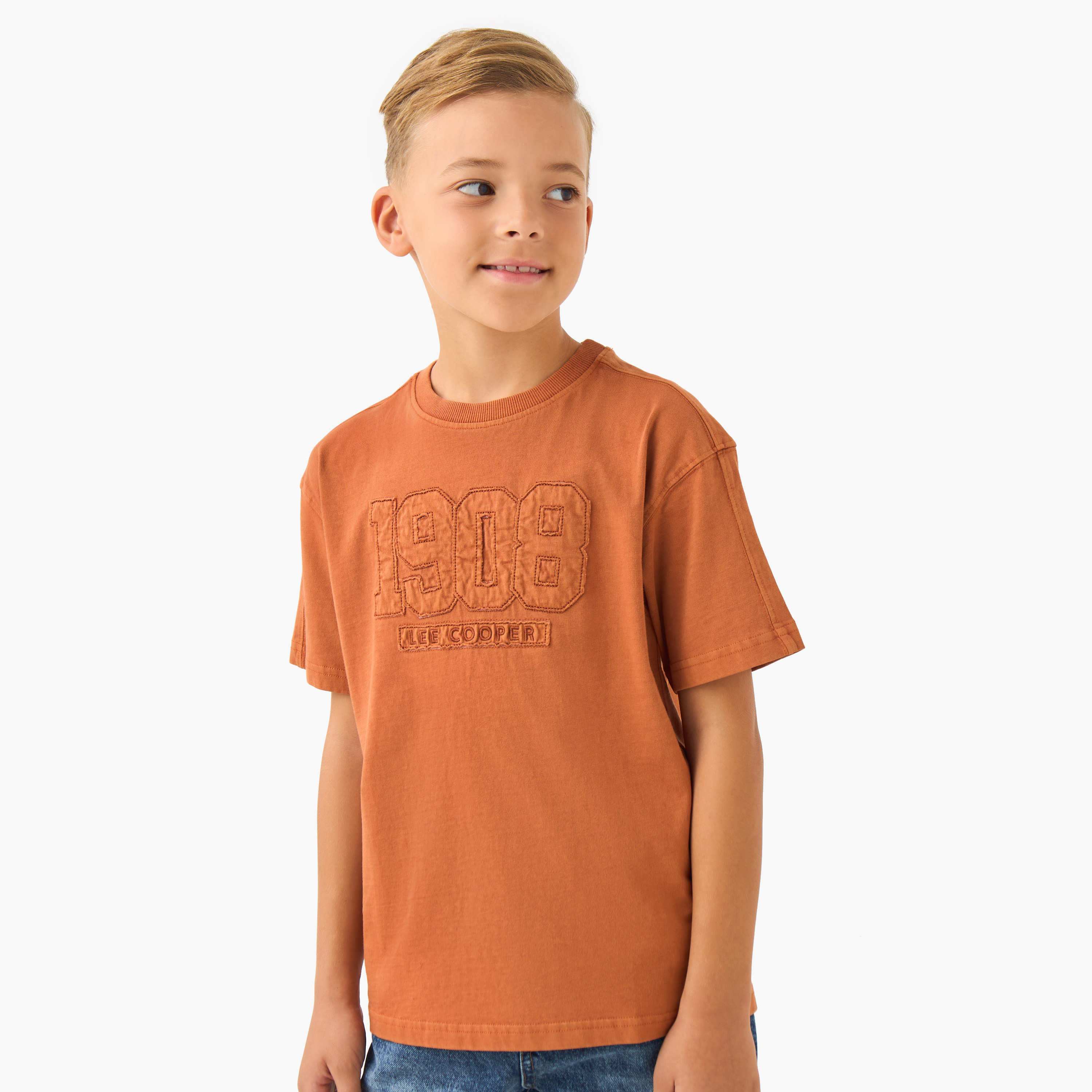 تيشيرت قطن بياقة ضيقة وتطريز شعار وأكمام قصيرة للأولاد من لي كوبر-boys-clothing-tshirtsandpolos-image-1