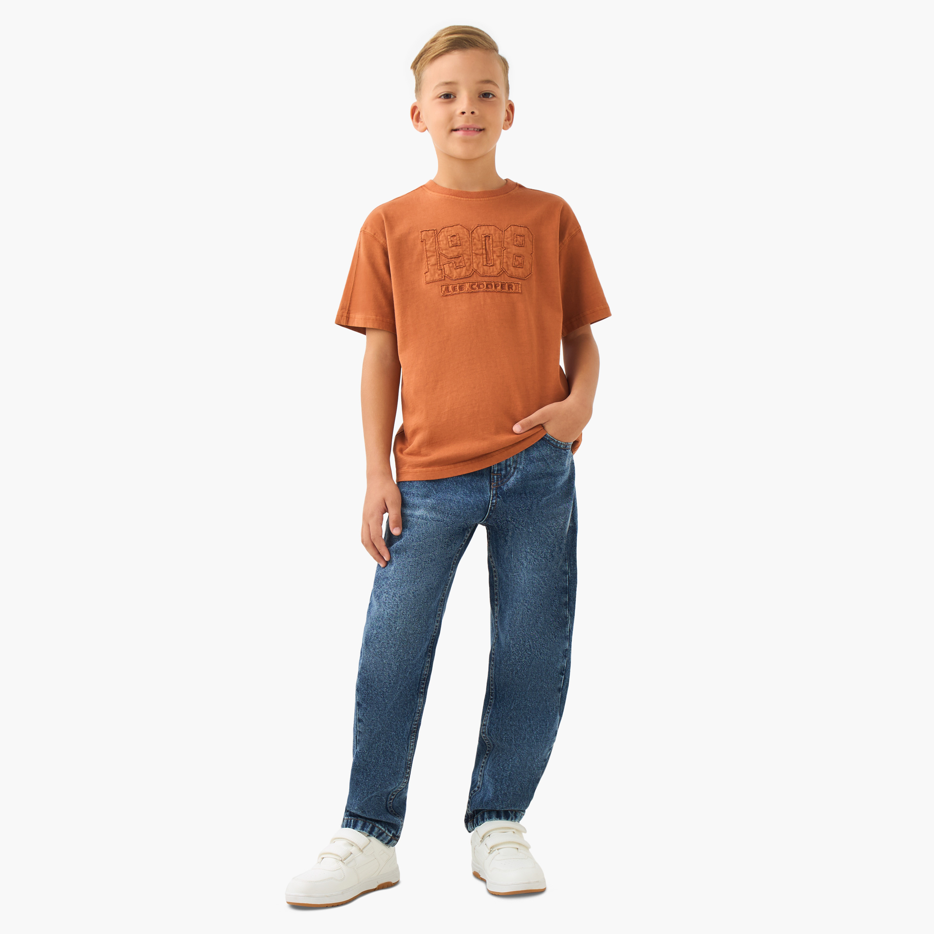 تيشيرت قطن بياقة ضيقة وتطريز شعار وأكمام قصيرة للأولاد من لي كوبر-boys-clothing-tshirtsandpolos-image-2
