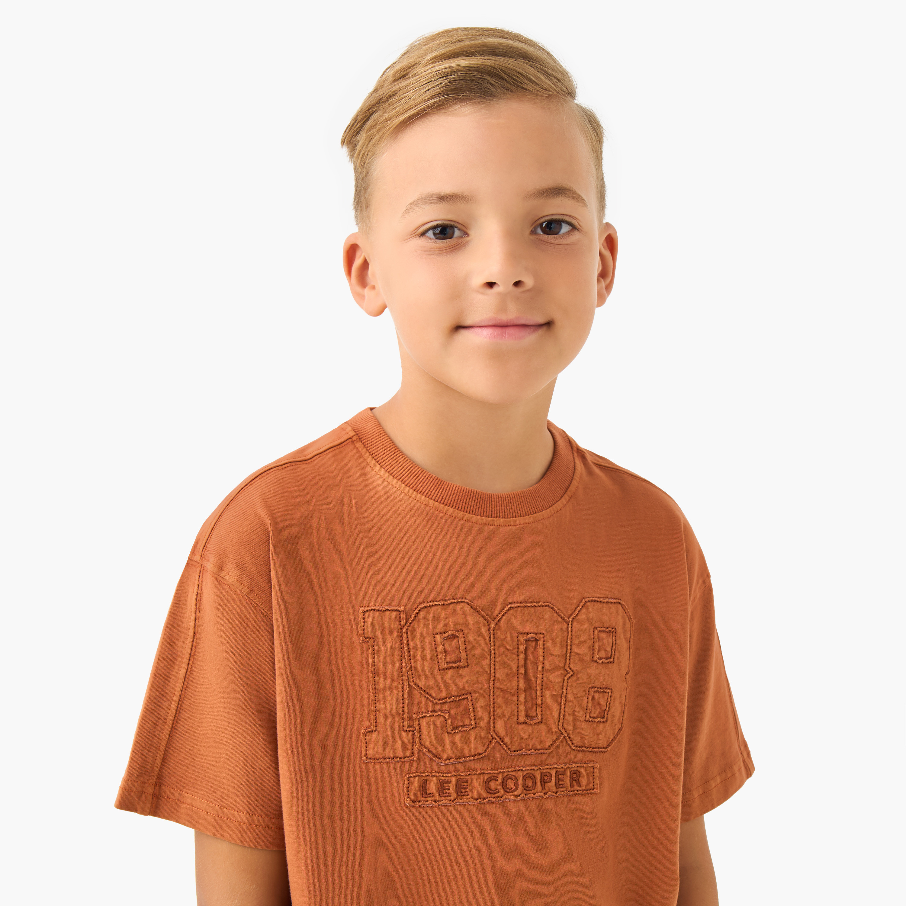 تيشيرت قطن بياقة ضيقة وتطريز شعار وأكمام قصيرة للأولاد من لي كوبر-boys-clothing-tshirtsandpolos-image-4