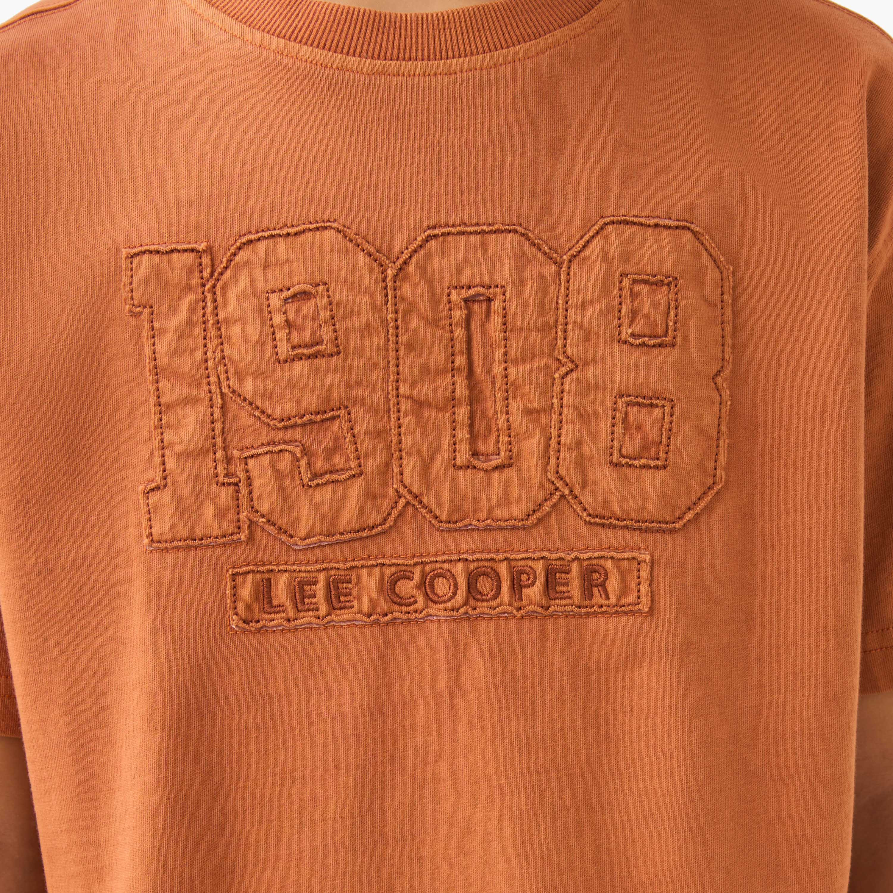 تيشيرت قطن بياقة ضيقة وتطريز شعار وأكمام قصيرة للأولاد من لي كوبر-boys-clothing-tshirtsandpolos-image-5