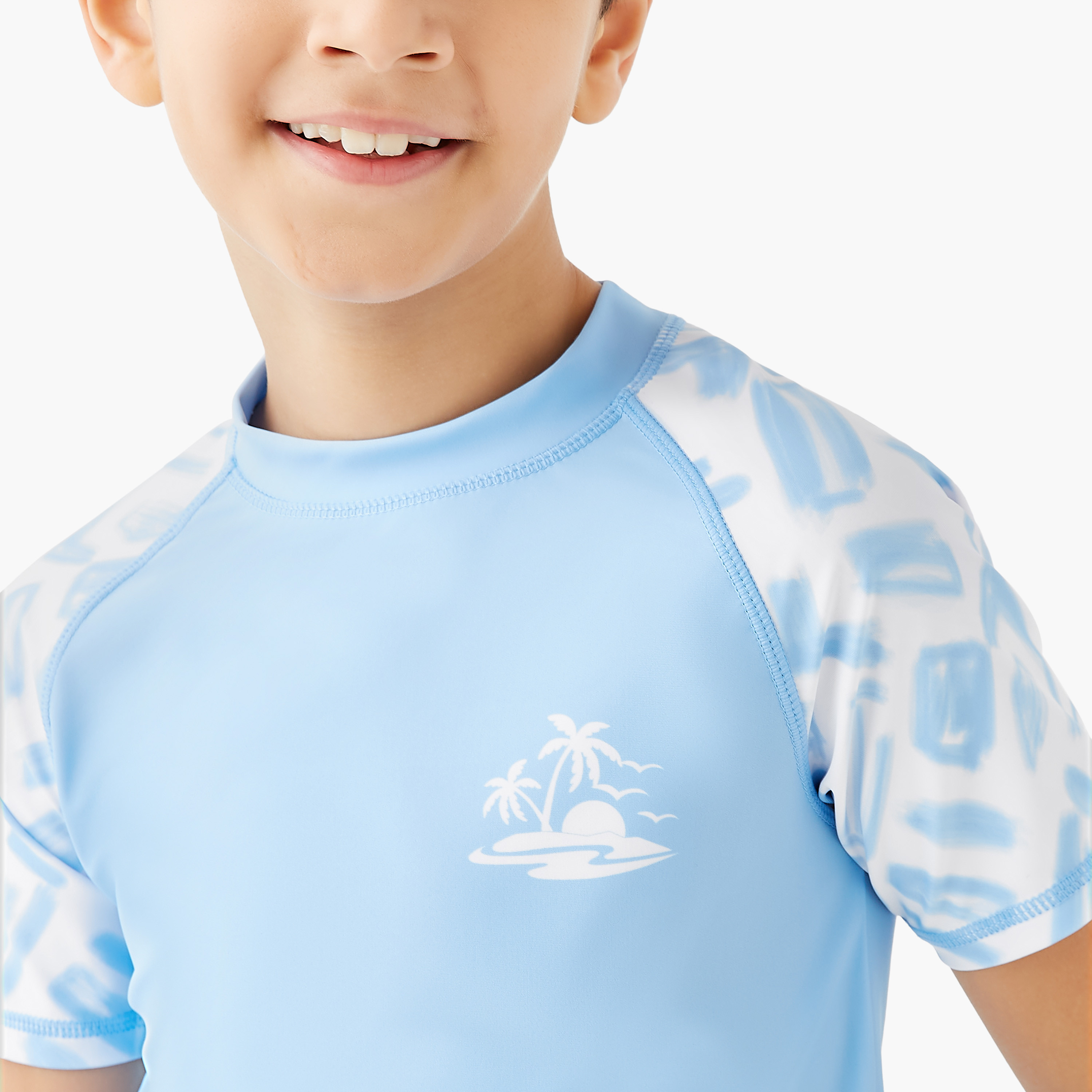 طقم تيشيرت وشورت سباحة بطبعات من جونيورز-boys-clothing-swimwear-image-2