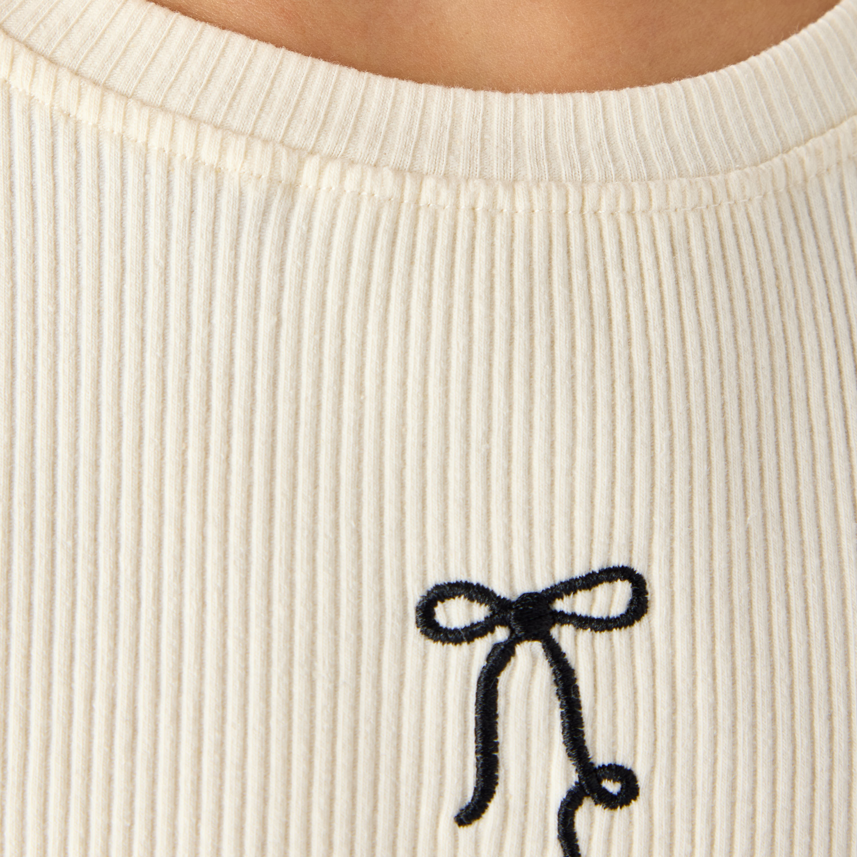 تيشيرت مضلع بياقة ضيقة وحواف مموجة من جونيورز-girls-clothing-tshirts-image-5