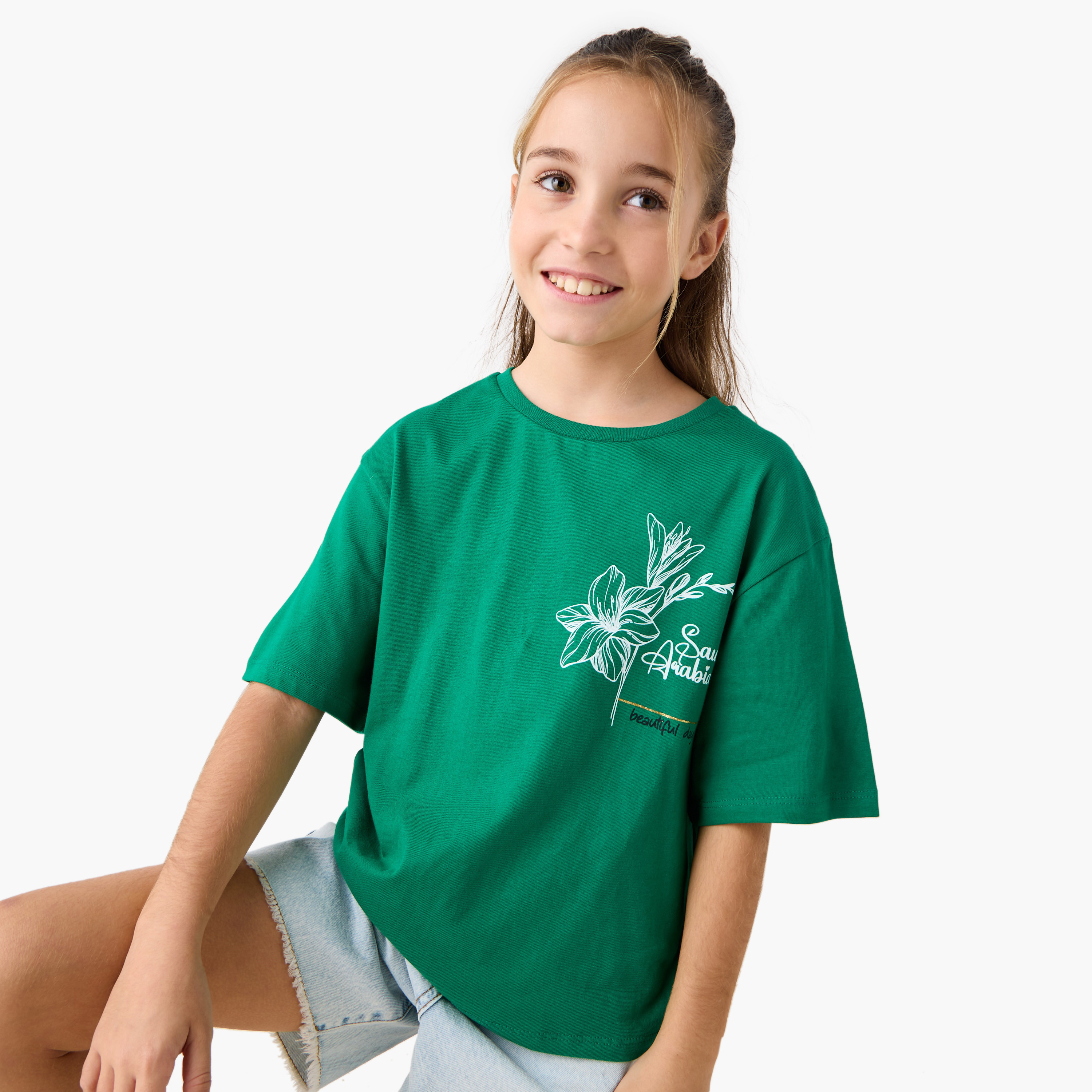 تيشيرت بأكمام قصيرة وطبعات اليوم الوطني السعودي من جونيورز-girls-clothing-tshirts-image-1