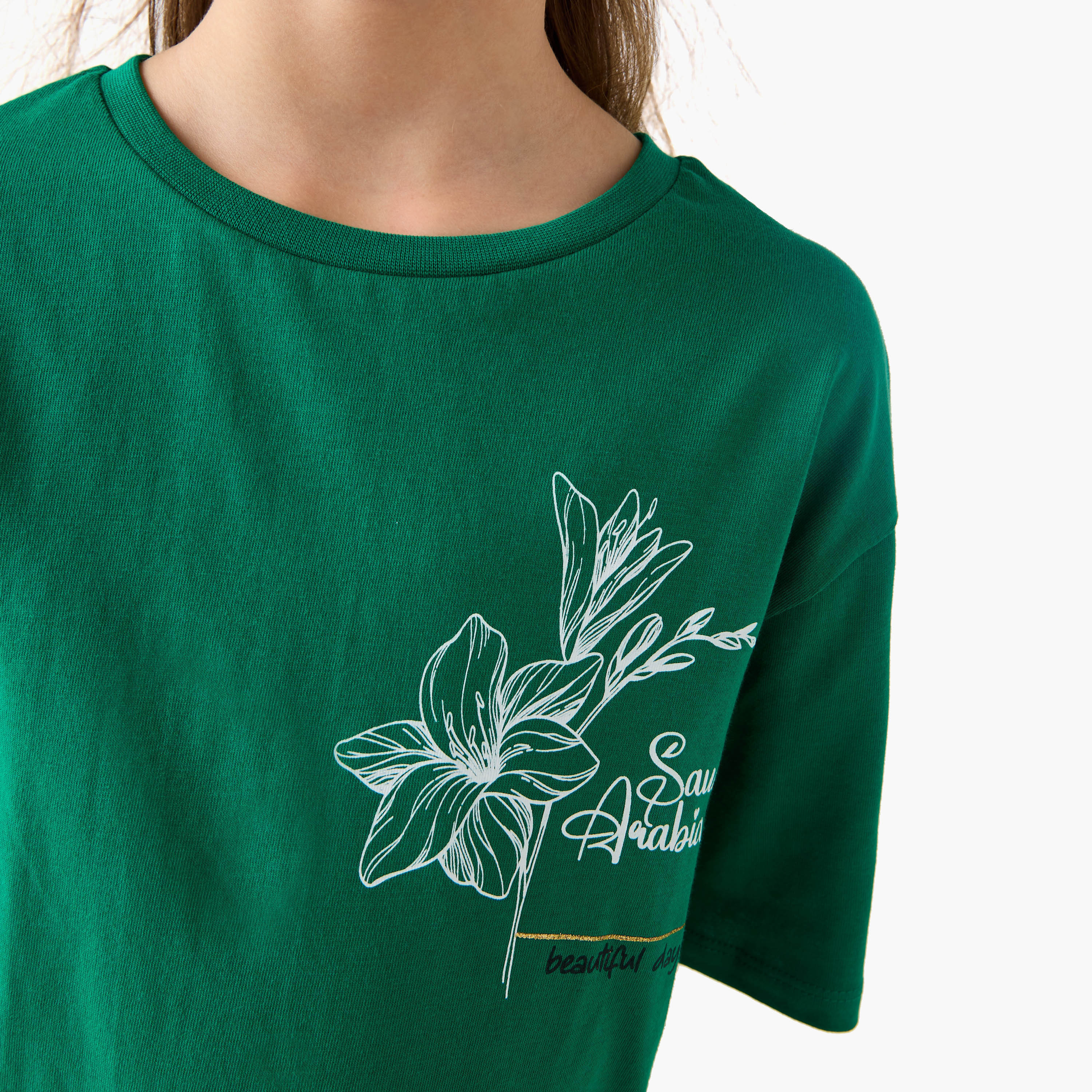 تيشيرت بأكمام قصيرة وطبعات اليوم الوطني السعودي من جونيورز-girls-clothing-tshirts-image-4