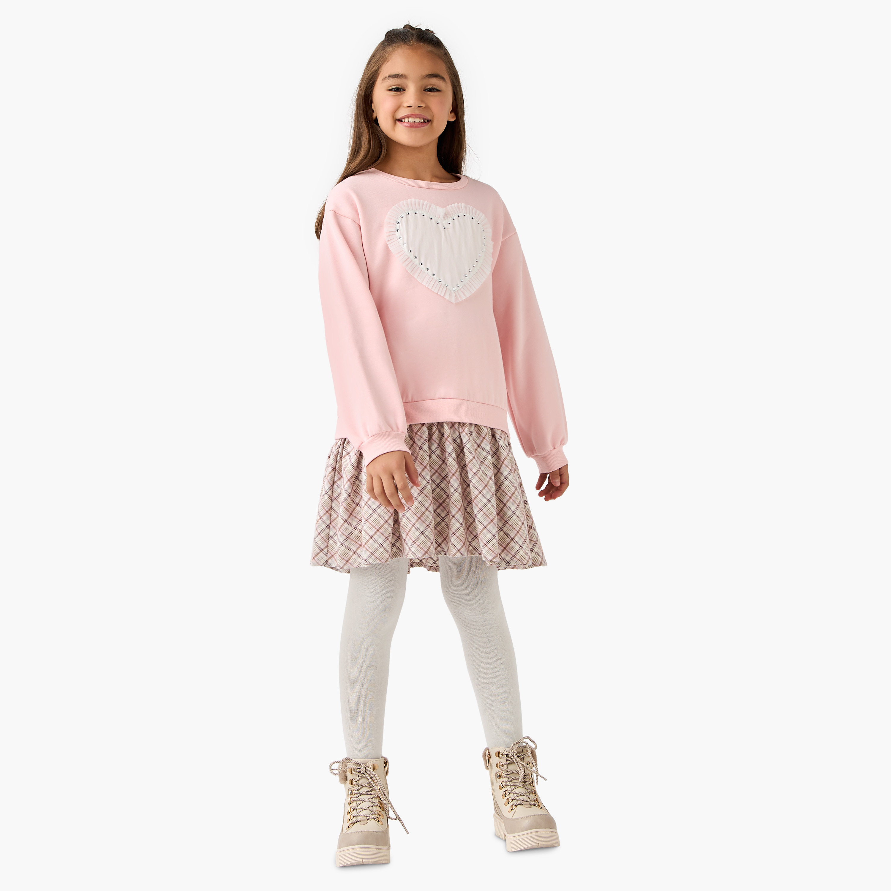 فستان بطول الركبة وياقة مستديرة وأكمام طويلة وتزيينات قلب من جونيورز-girls-clothing-dressesandjumpsuits-image-2