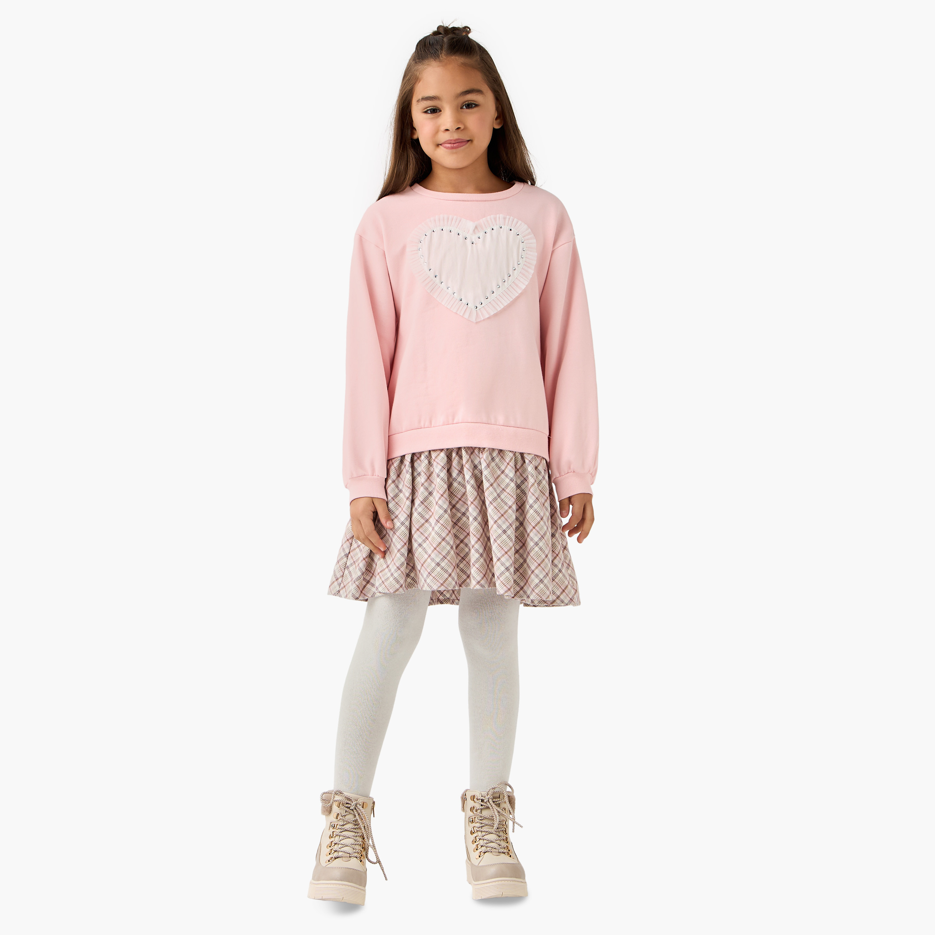 فستان بطول الركبة وياقة مستديرة وأكمام طويلة وتزيينات قلب من جونيورز-girls-clothing-dressesandjumpsuits-image-6