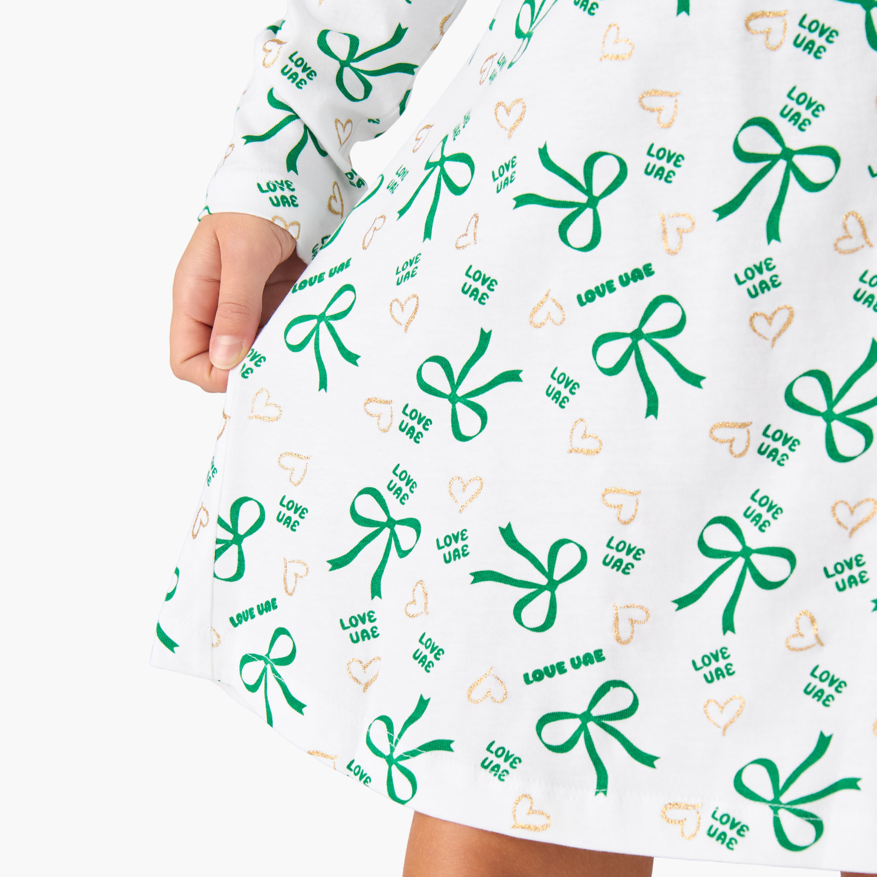 فستان بطول الركبة وياقة مستديرة وأكمام طويلة وطبعات يوم الإمارات الوطني من جونيورز-girls-clothing-dressesandjumpsuits-image-10