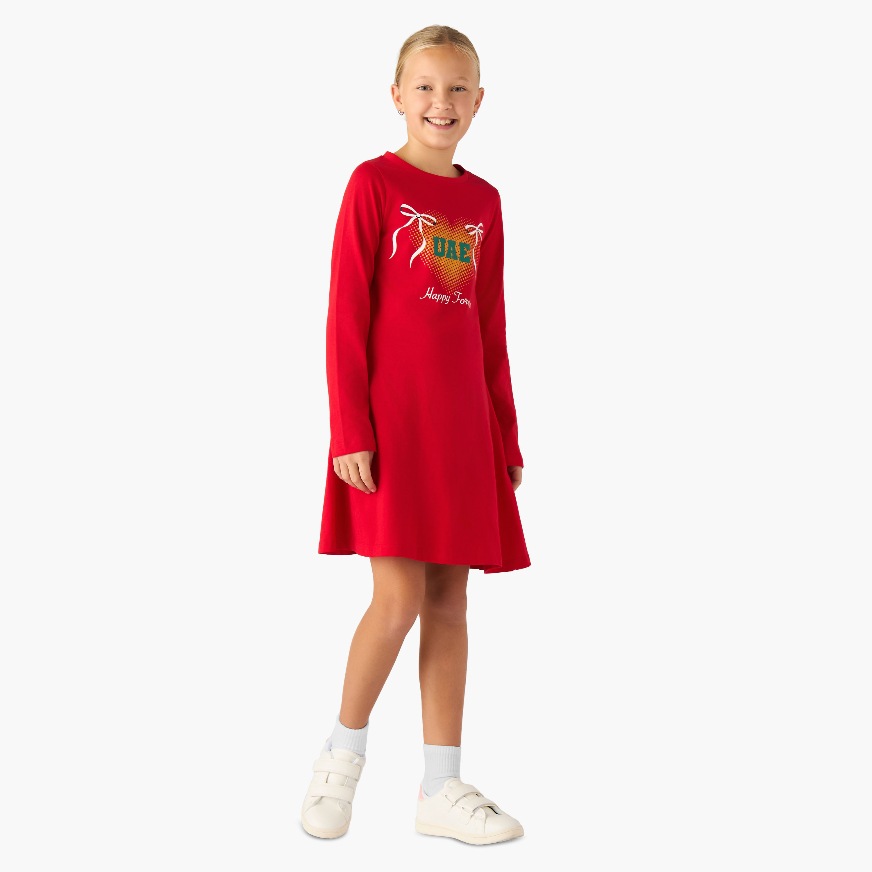 فستان بطول الركبة وياقة مستديرة وأكمام طويلة وطبعات يوم الإمارات الوطني من جونيورز-girls-clothing-dressesandjumpsuits-image-2