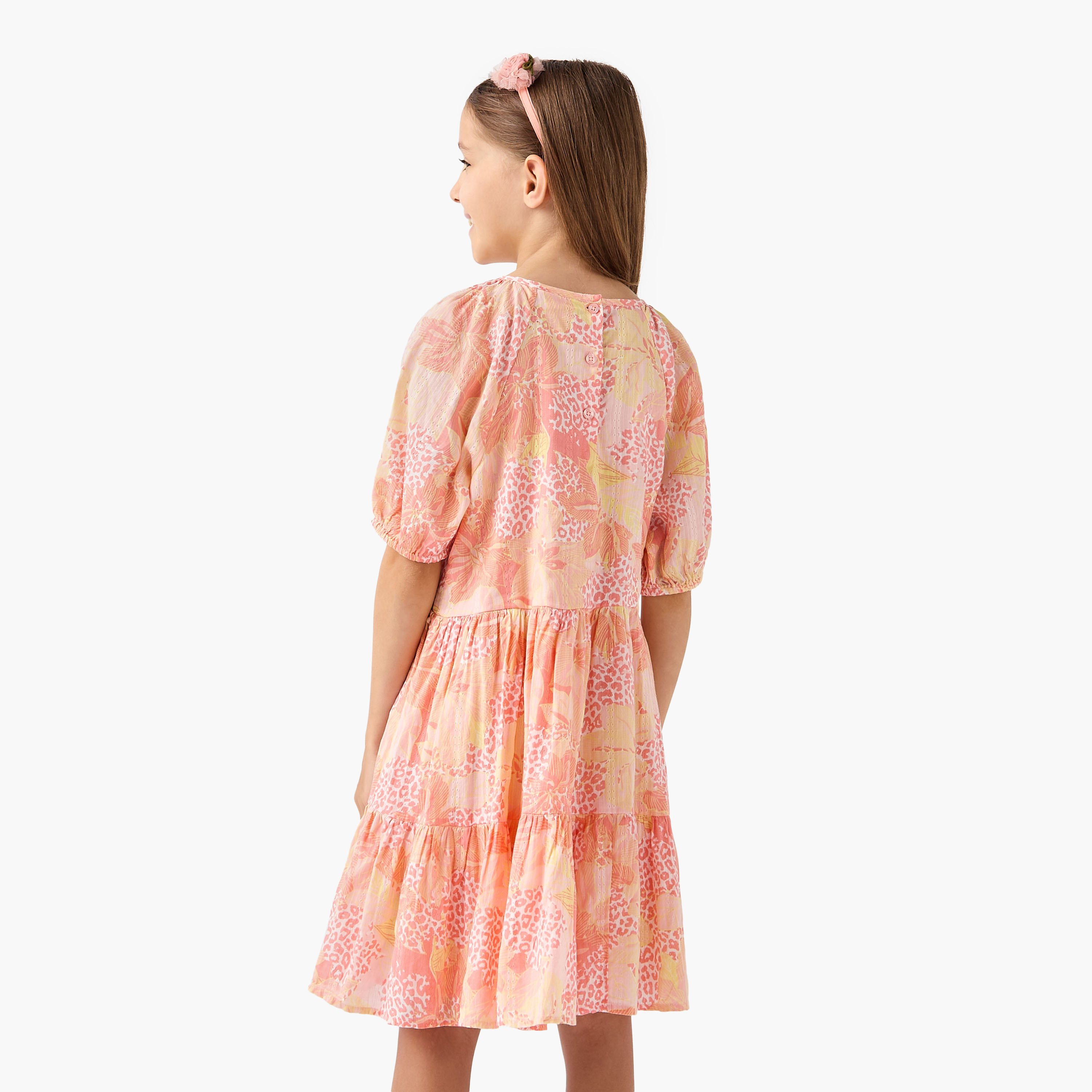 فستان بطبعات وياقة مستديرة وأكمام قصيرة من جونيورز-girls-clothing-dressesandjumpsuits-image-3