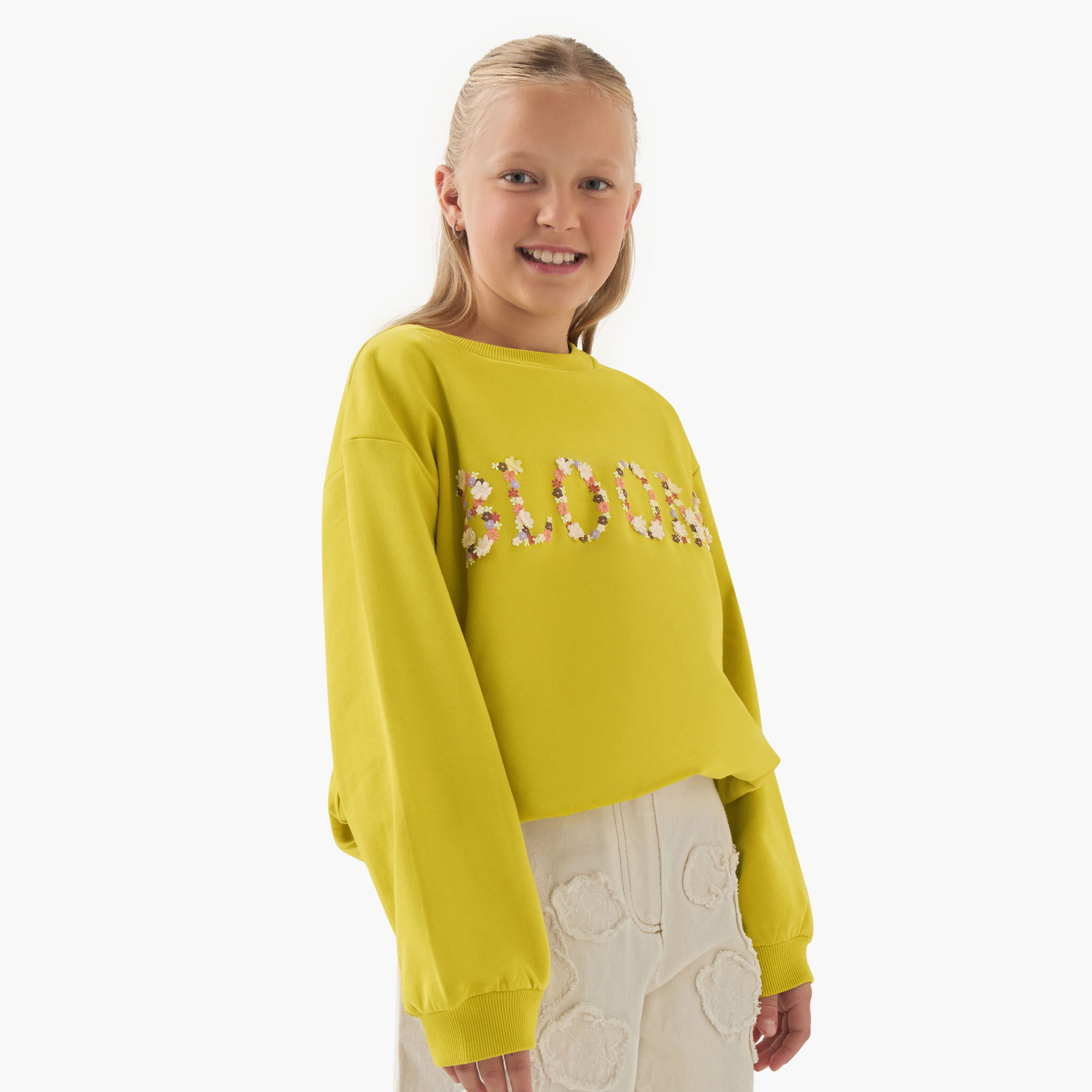 سويت شيرت بأكمام طويلة مزين بتطريزات زهور وشعار للبنات من جونيورز-girls-clothing-winterwear-sweatshirts-image-5