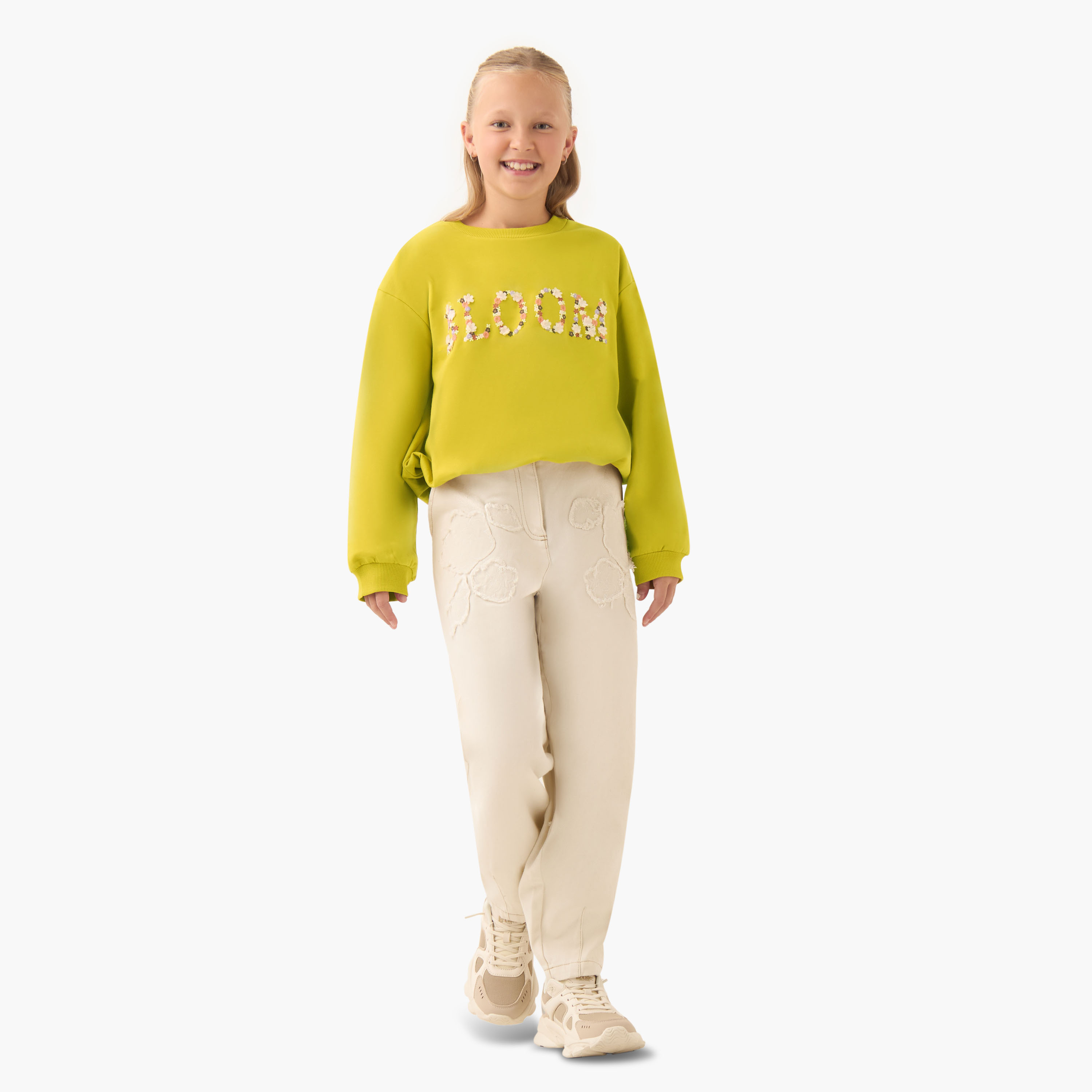 سويت شيرت بأكمام طويلة مزين بتطريزات زهور وشعار للبنات من جونيورز-girls-clothing-winterwear-sweatshirts-image-4