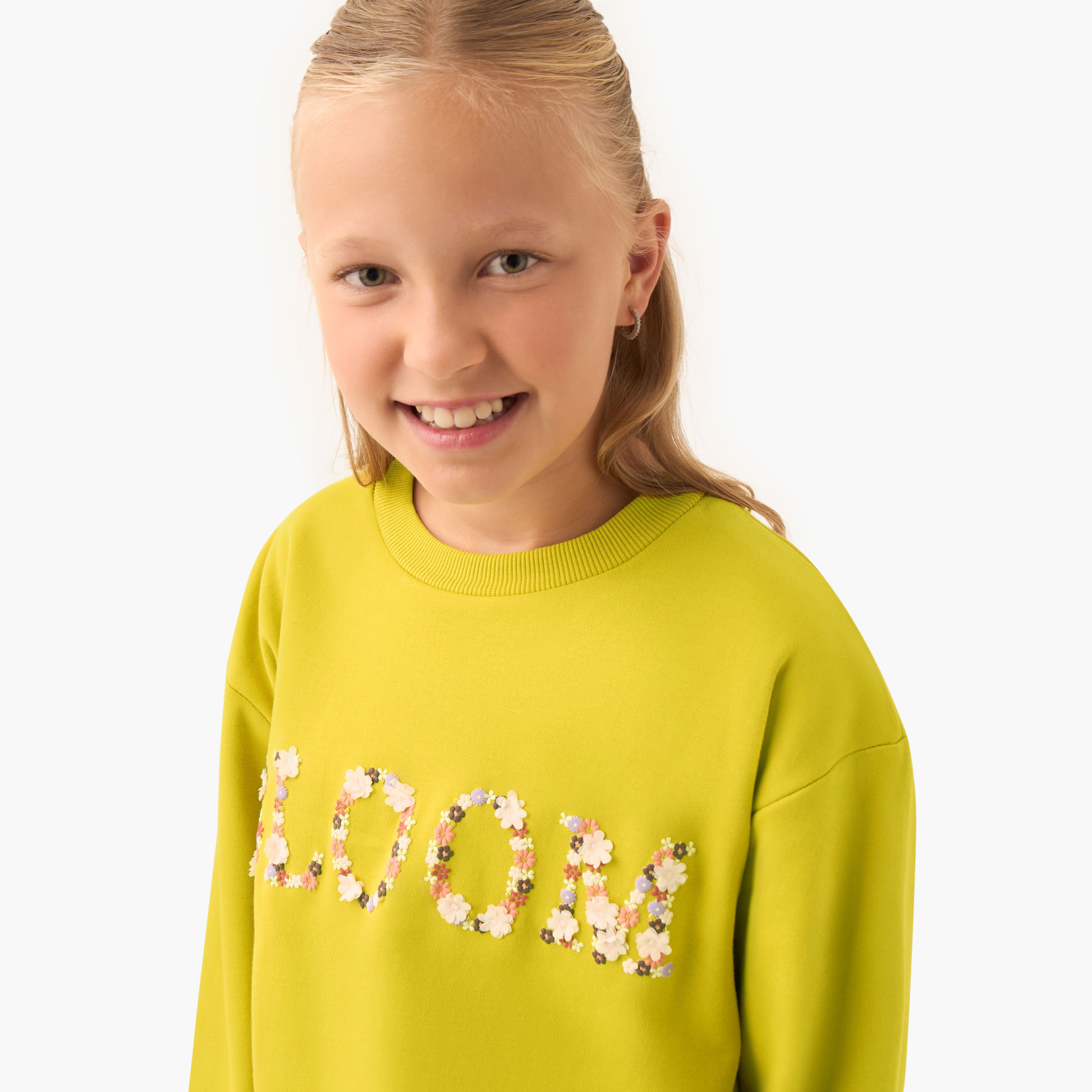 سويت شيرت بأكمام طويلة مزين بتطريزات زهور وشعار للبنات من جونيورز-girls-clothing-winterwear-sweatshirts-image-2