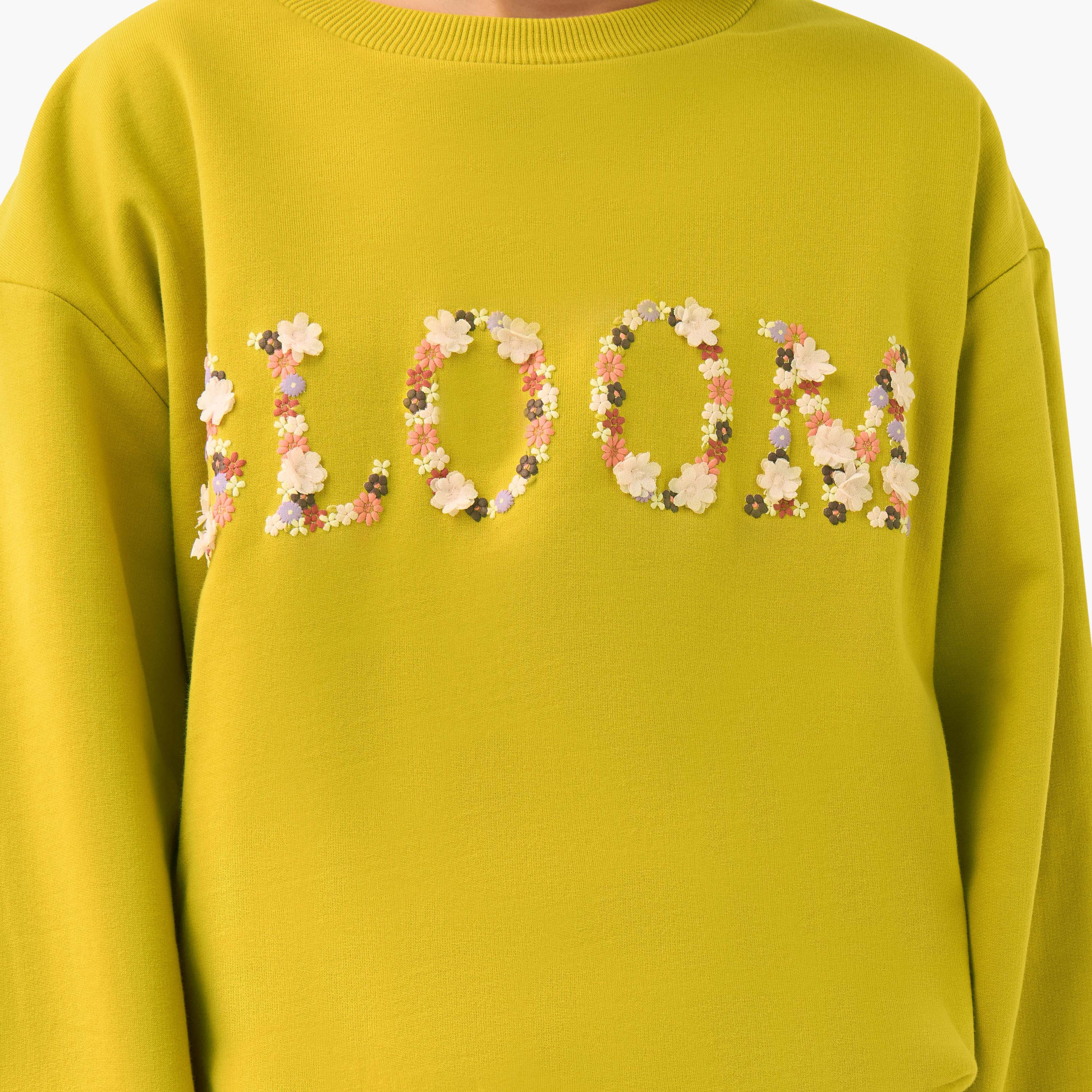 سويت شيرت بأكمام طويلة مزين بتطريزات زهور وشعار للبنات من جونيورز-girls-clothing-winterwear-sweatshirts-image-1