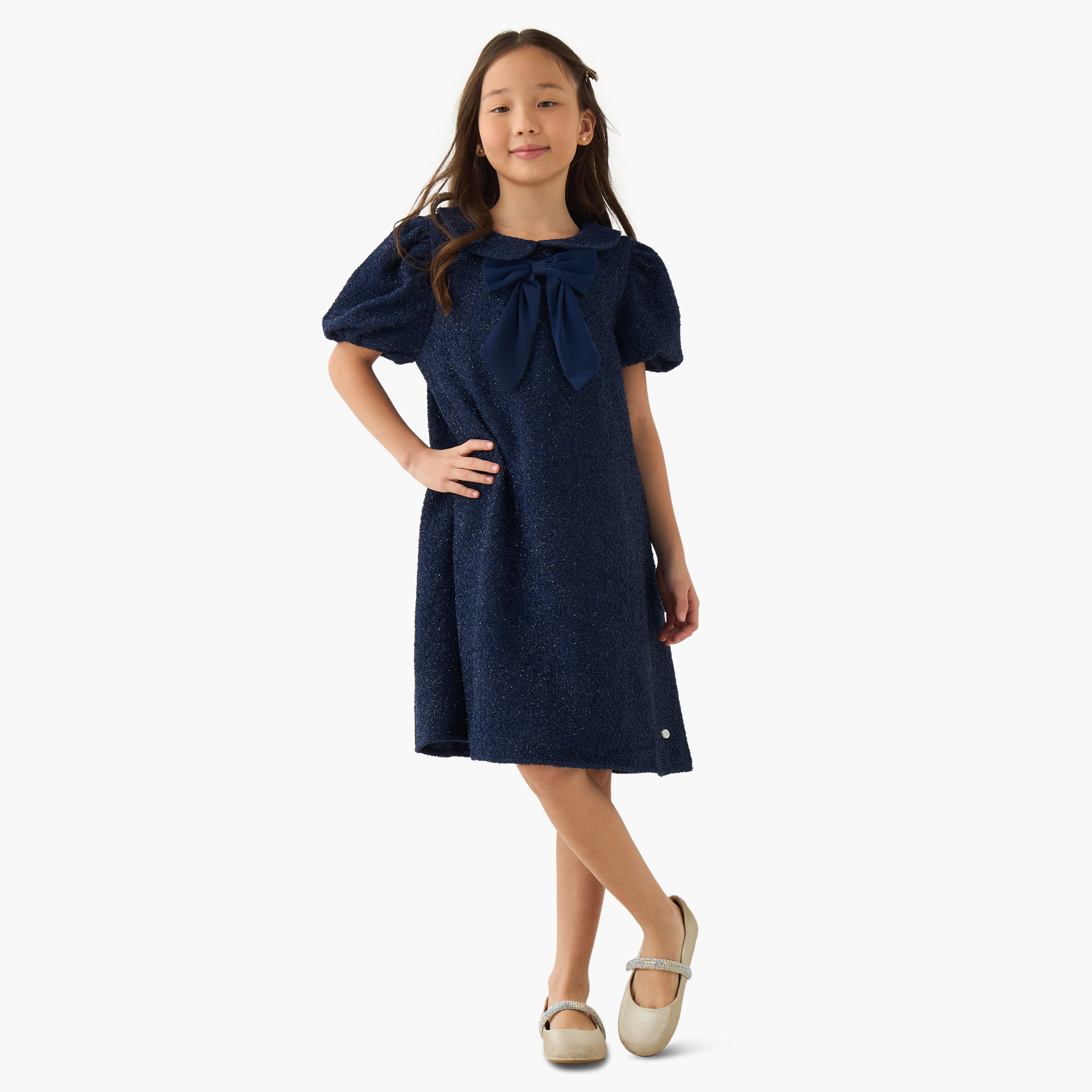 فستان بطول الركبة وياقة عادية وأكمام قصيرة وتفاصيل فيونكة من إليجو-girls-clothing-dressesandjumpsuits-image-3