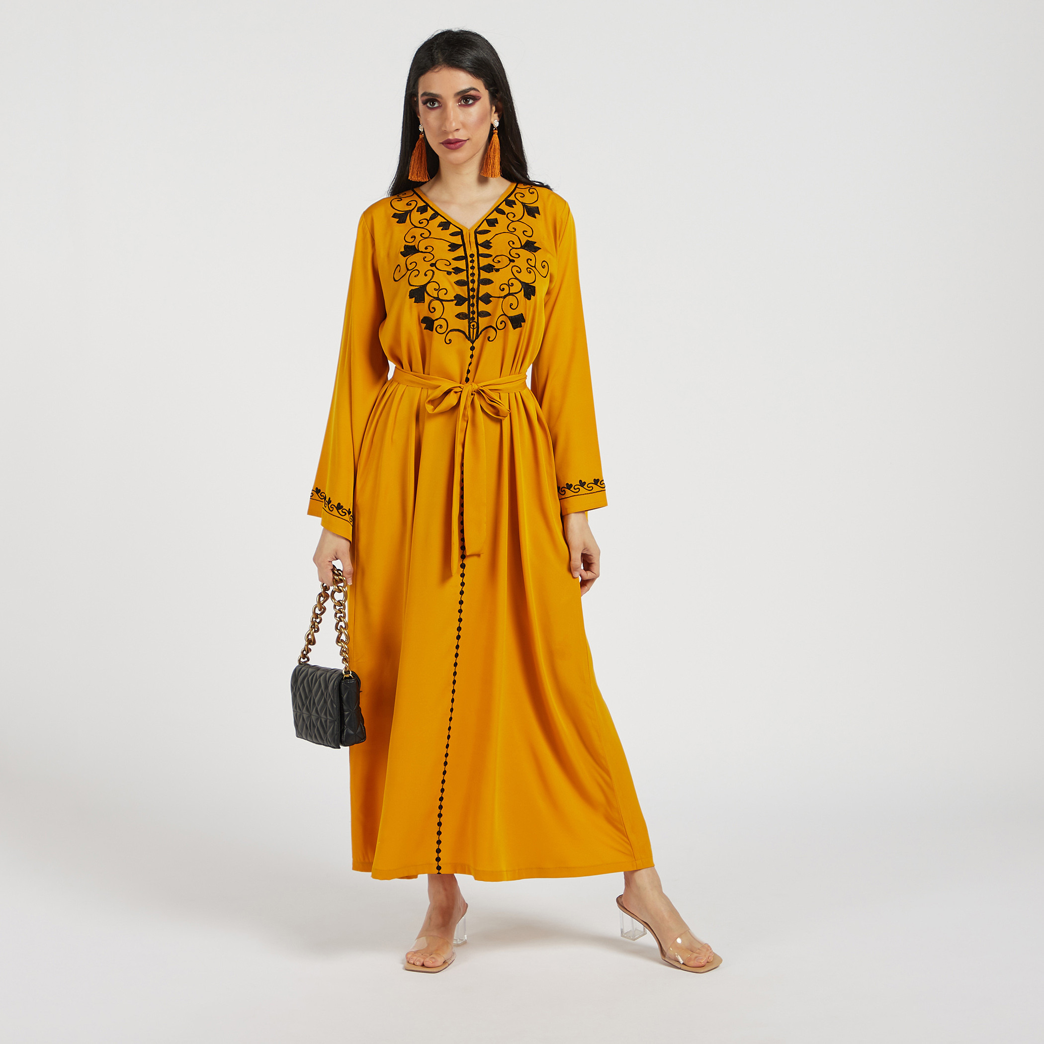 عباية مطرزة بأكمام طويلة وحزام رباط من نُخبة-women-arabicclothing-abayas-image-1