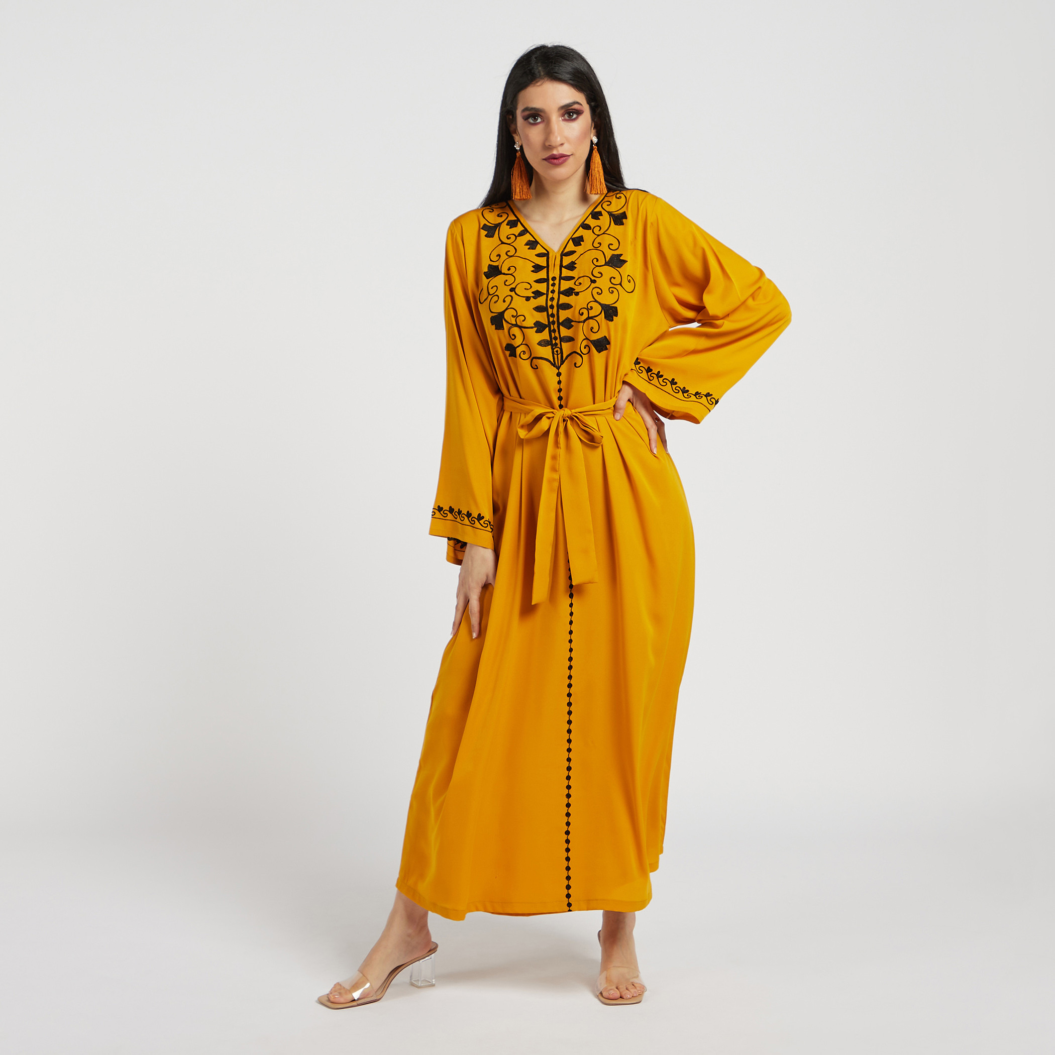 عباية مطرزة بأكمام طويلة وحزام رباط من نُخبة-women-arabicclothing-abayas-image-2