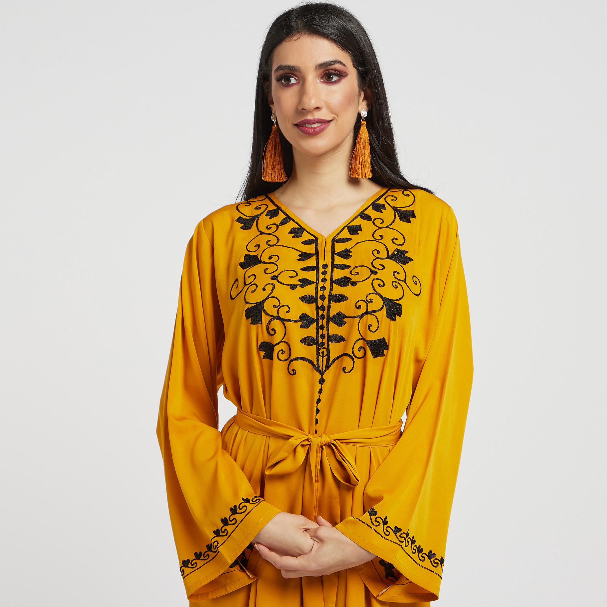 عباية مطرزة بأكمام طويلة وحزام رباط من نُخبة-women-arabicclothing-abayas-image-3