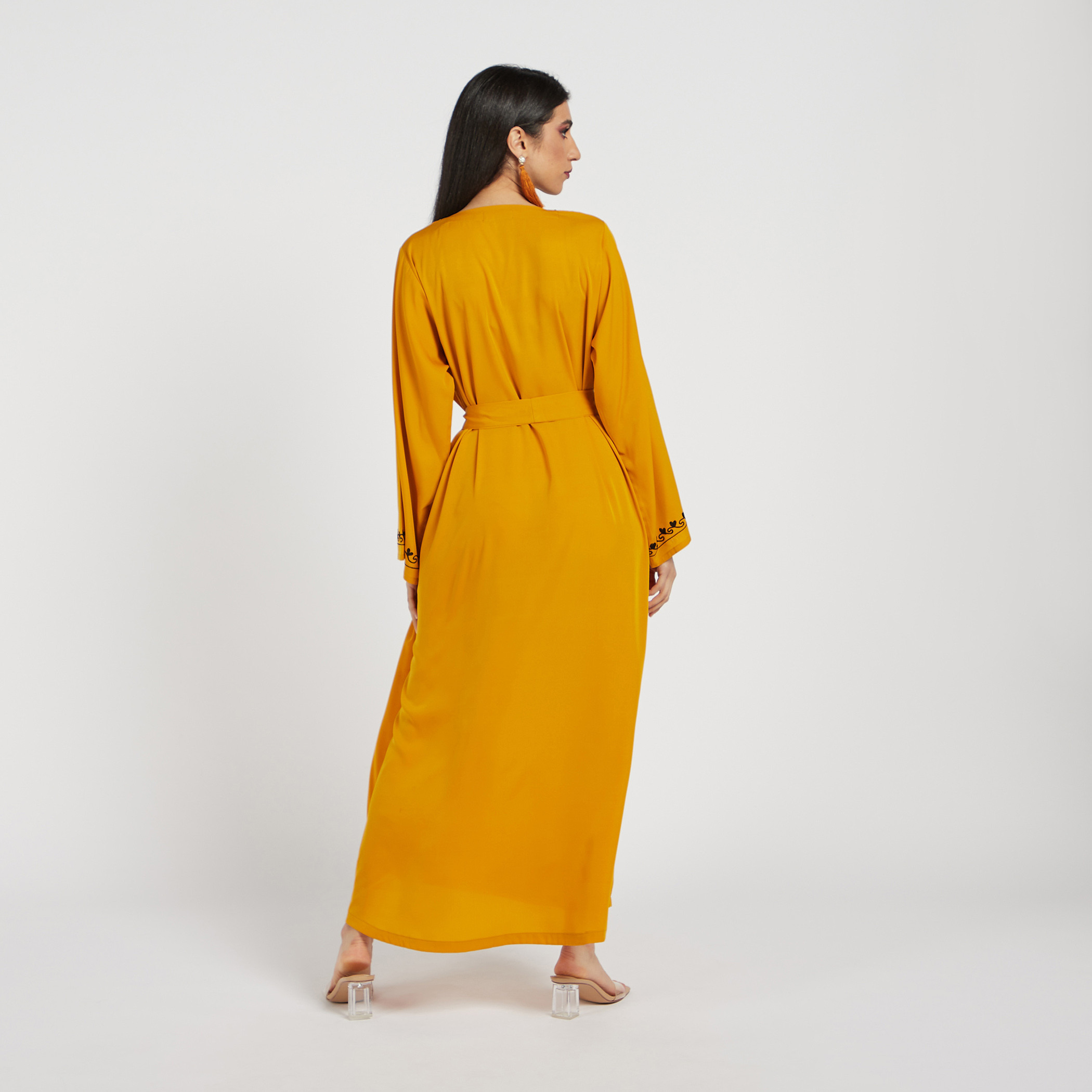 عباية مطرزة بأكمام طويلة وحزام رباط من نُخبة-women-arabicclothing-abayas-image-4