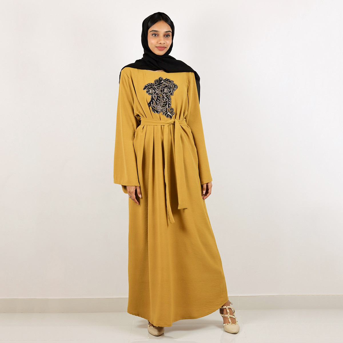 عباية مزيّنة بحزام رباط من نُخبة-women-arabicclothing-abayas-image-2