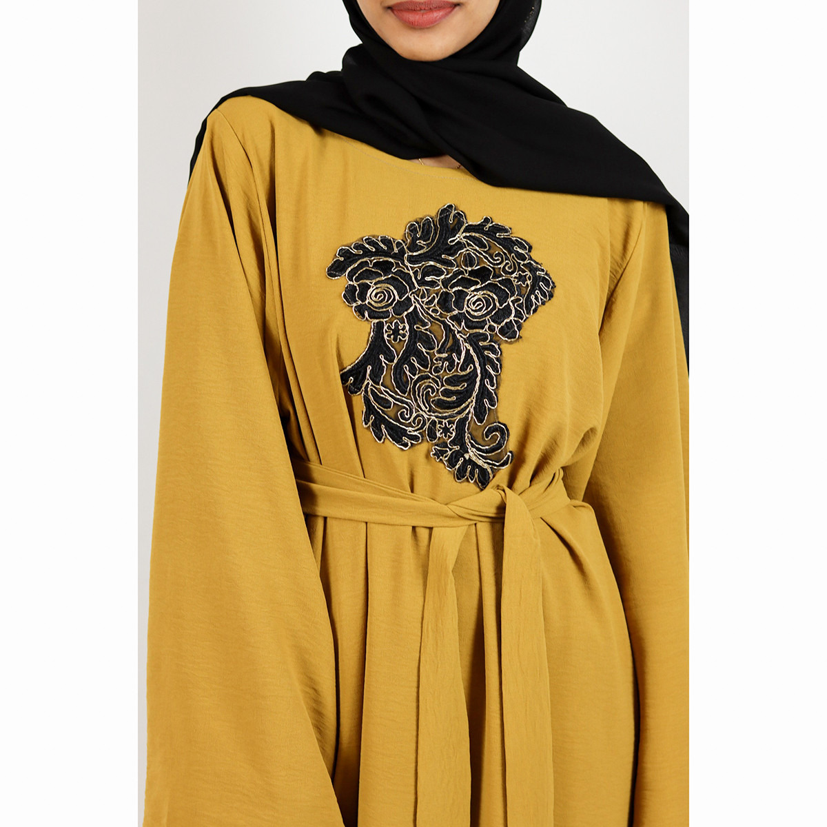 عباية مزيّنة بحزام رباط من نُخبة-women-arabicclothing-abayas-image-3