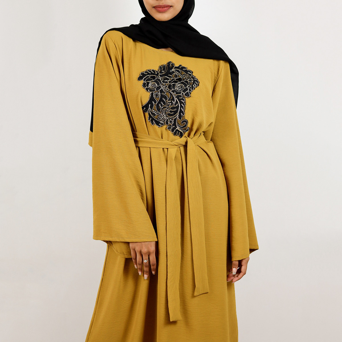 عباية مزيّنة بحزام رباط من نُخبة-women-arabicclothing-abayas-image-4