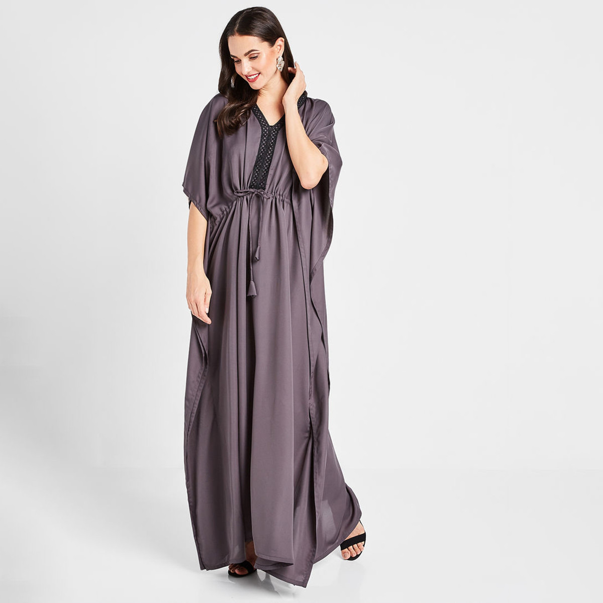 عباية سادة بياقة V وأكمام قصيرة من نُخبة-women-arabicclothing-abayas-image-1