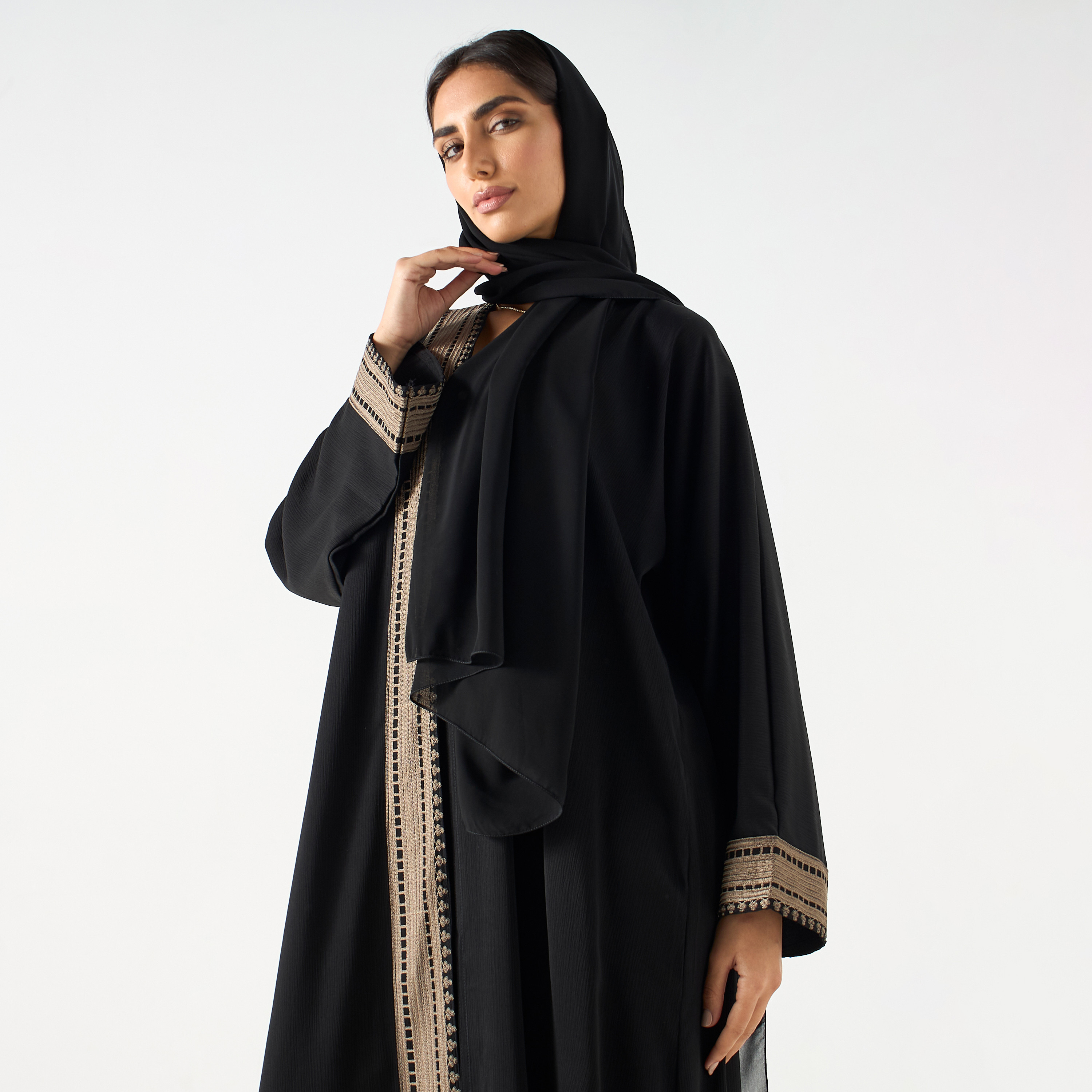 عباية مطرزة بياقة V مع حجاب-women-arabicclothing-abayas-image-2