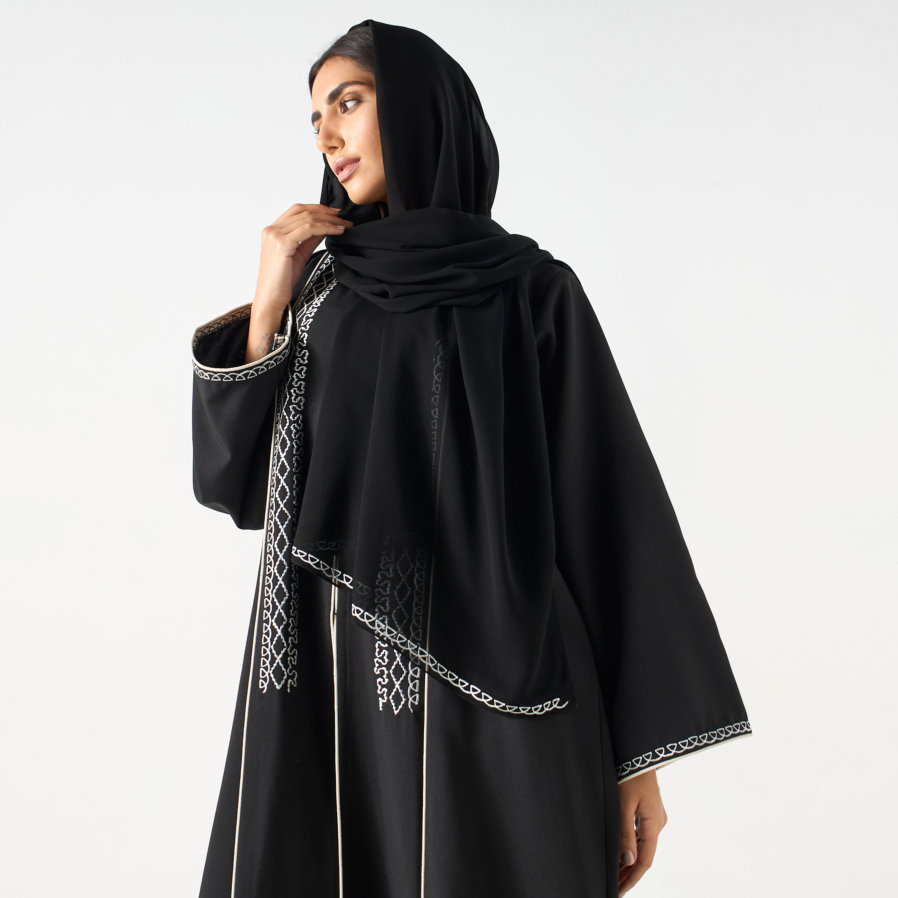 عباية مطرزة بياقة V مع حجاب-women-arabicclothing-abayas-image-2
