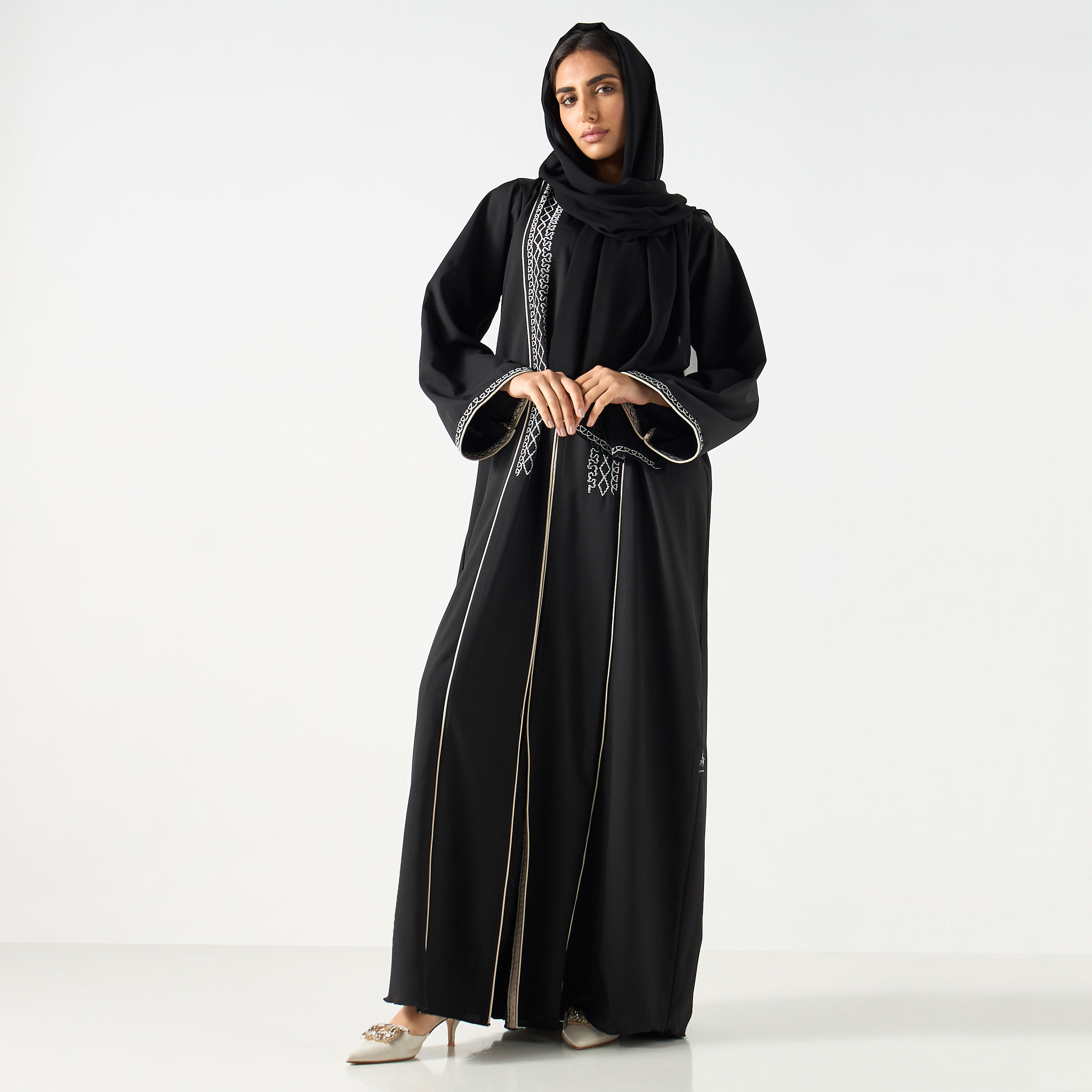 عباية مطرزة بياقة V مع حجاب-women-arabicclothing-abayas-image-4
