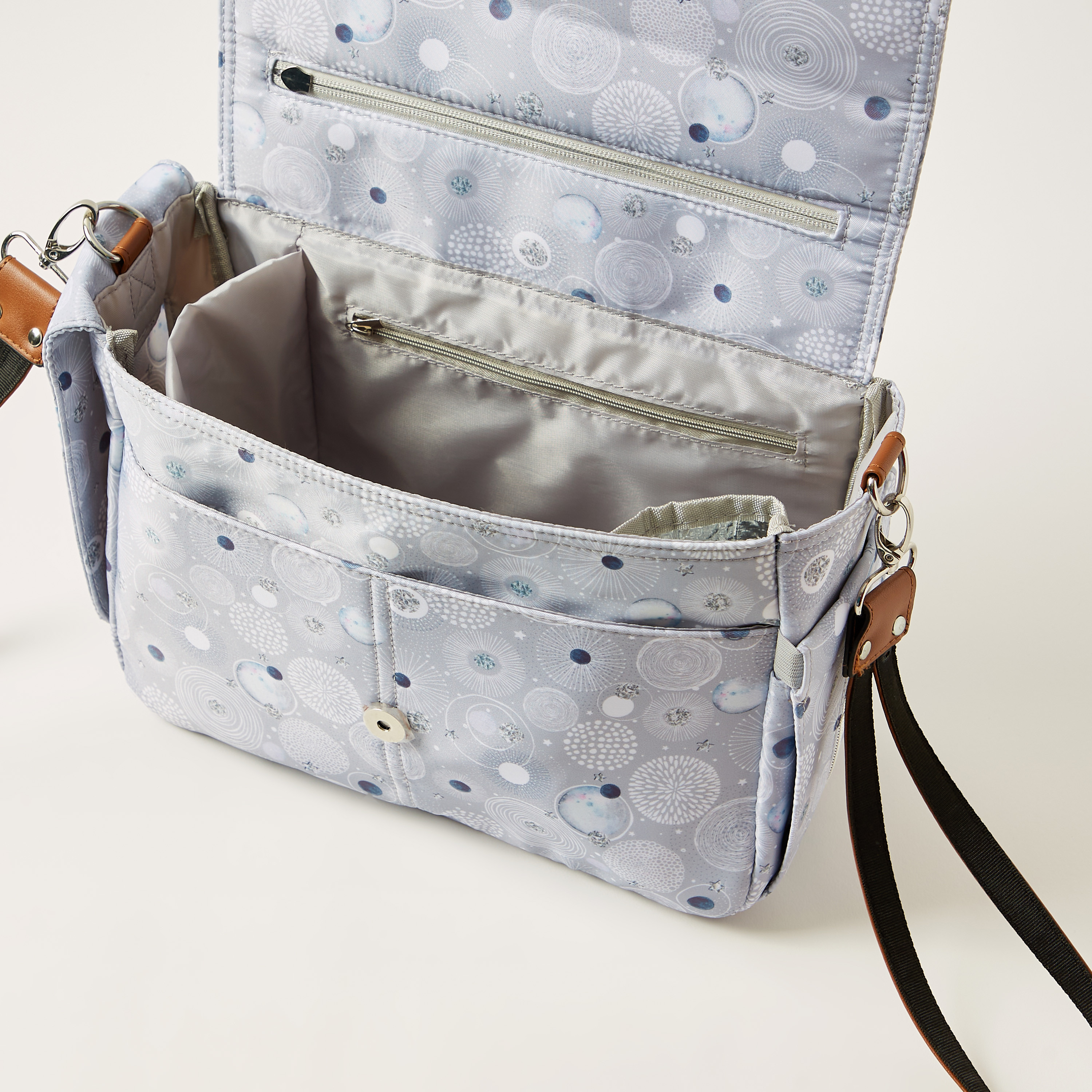 شنطة حفاضات بحزام قابل للفصل وزر إغلاق وطبعات من جيجلز-baby-diapering-diaperbags-image-5