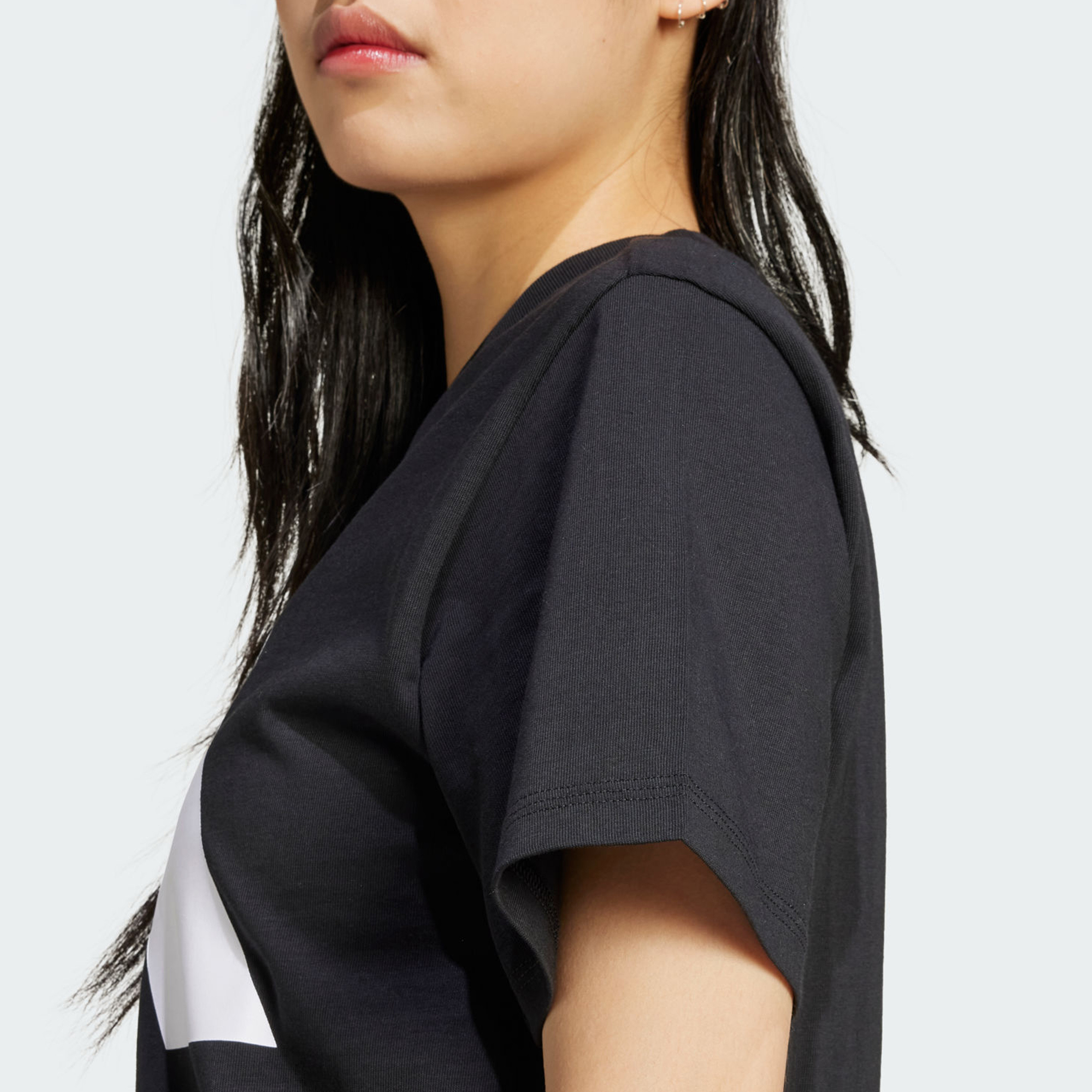 أديداس - تيشيرت إسينشالز النسائي القطني بشعار كبير | OE-sports-women-clothing-tshirtsandvests-image-4