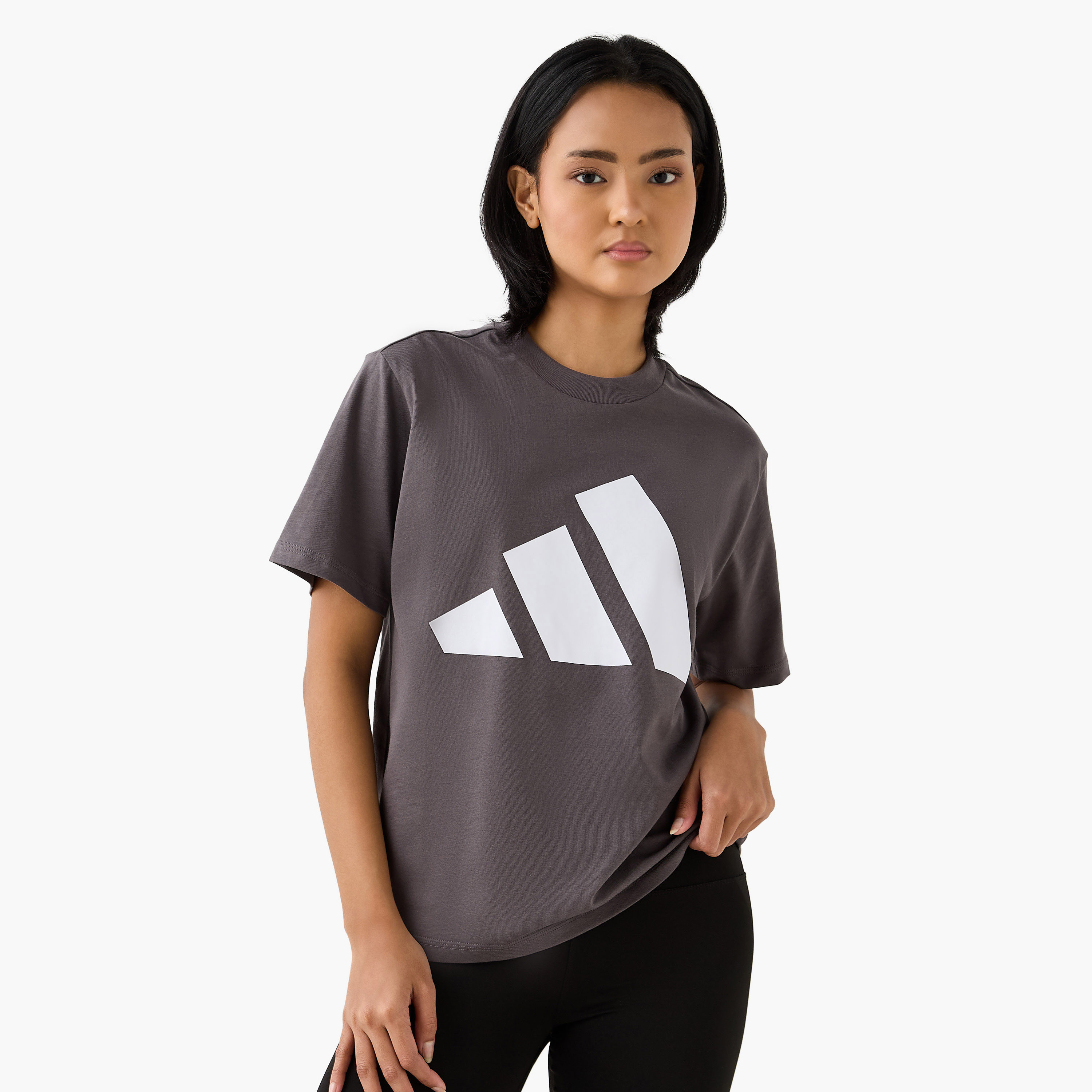 أديداس - تي شيرت رياضي أساسي - شعار كبير - للنساء-sports-women-clothing-tshirtsandvests-image-1