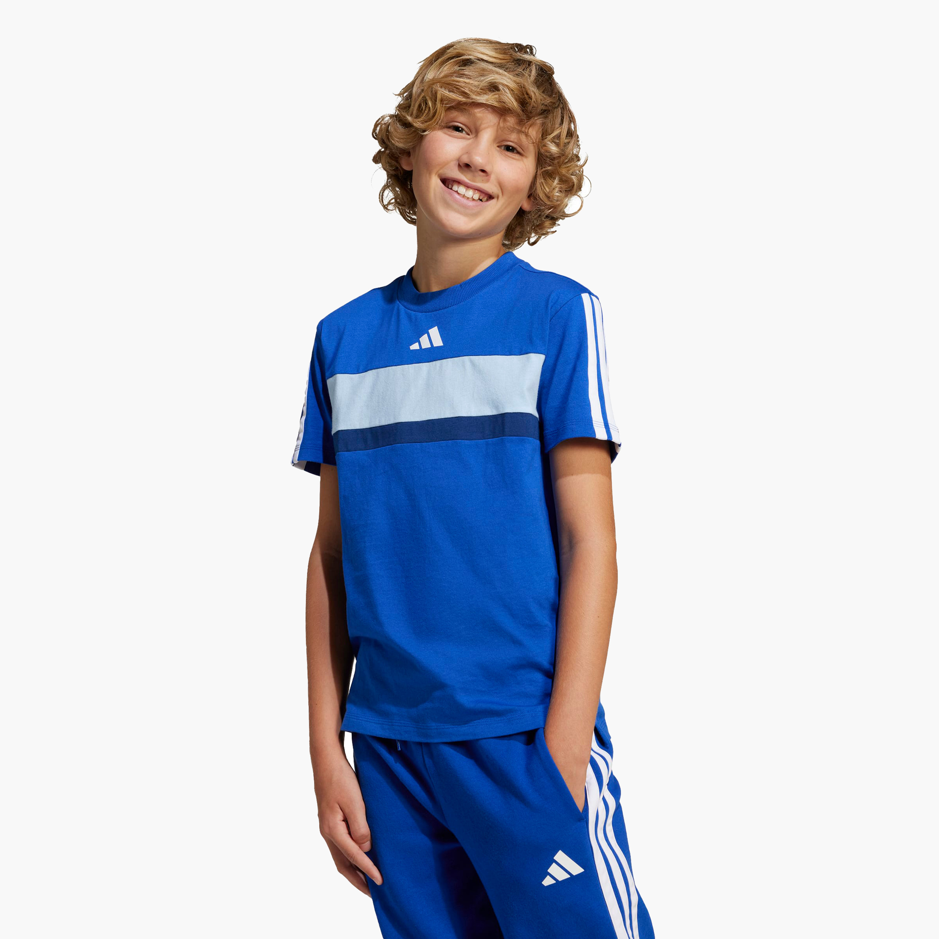 تيشيرت قطن بياقة ضيقة وأكمام قصيرة وطبعات شعار للأولاد من أديداس-boys-clothing-sportswear-tops-image-9