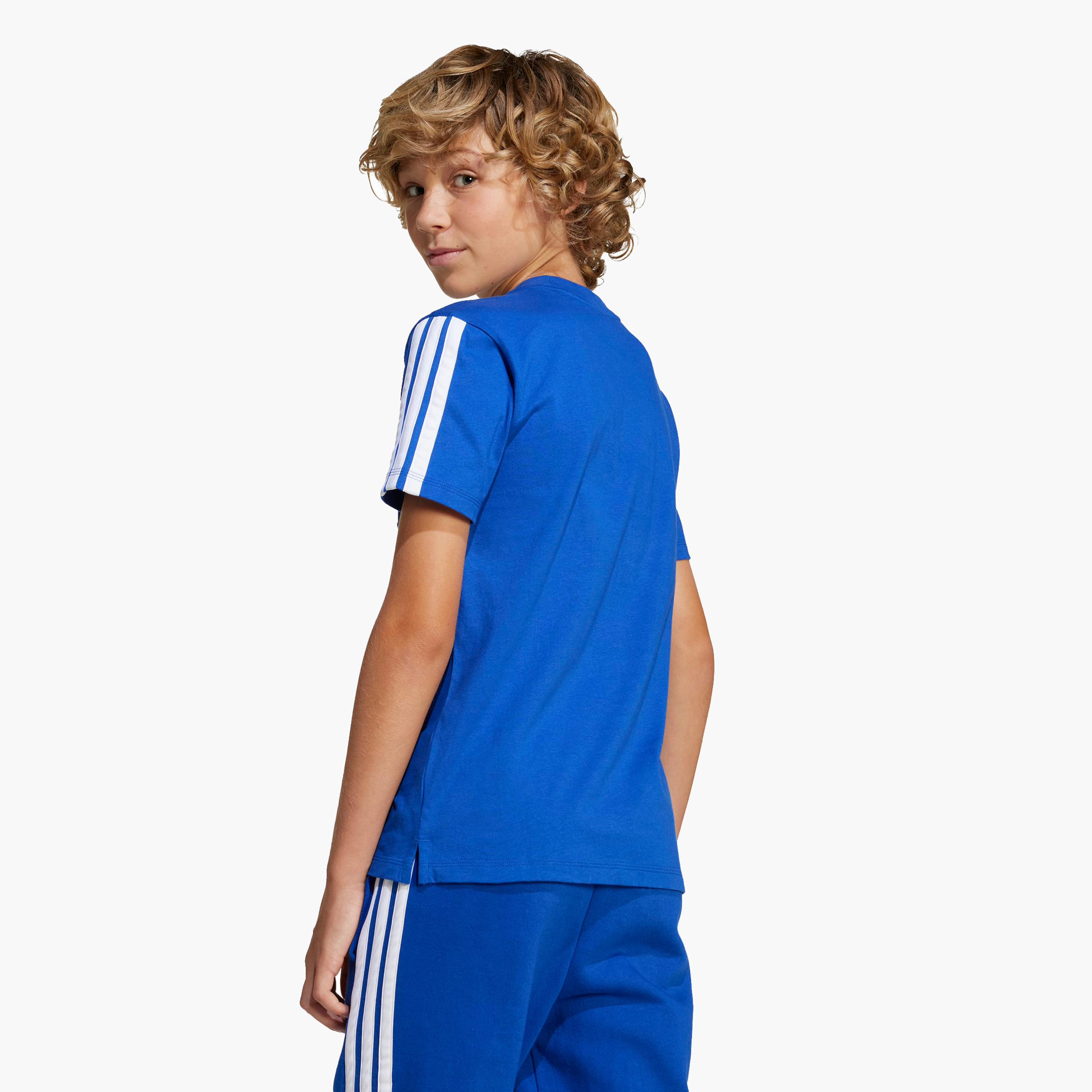 تيشيرت قطن بياقة ضيقة وأكمام قصيرة وطبعات شعار للأولاد من أديداس-boys-clothing-sportswear-tops-image-8