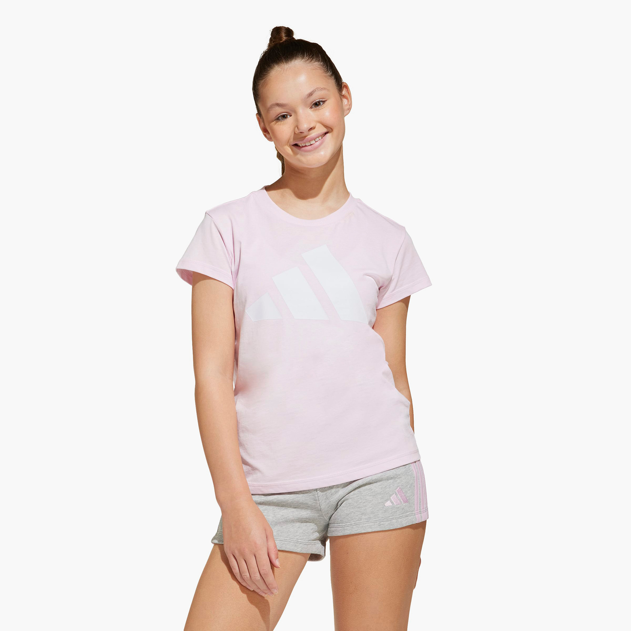 تيشيرت بياقة ضيقة وأكمام قصيرة وطبعات شعار من أديداس-girls-clothing-tshirts-image-2