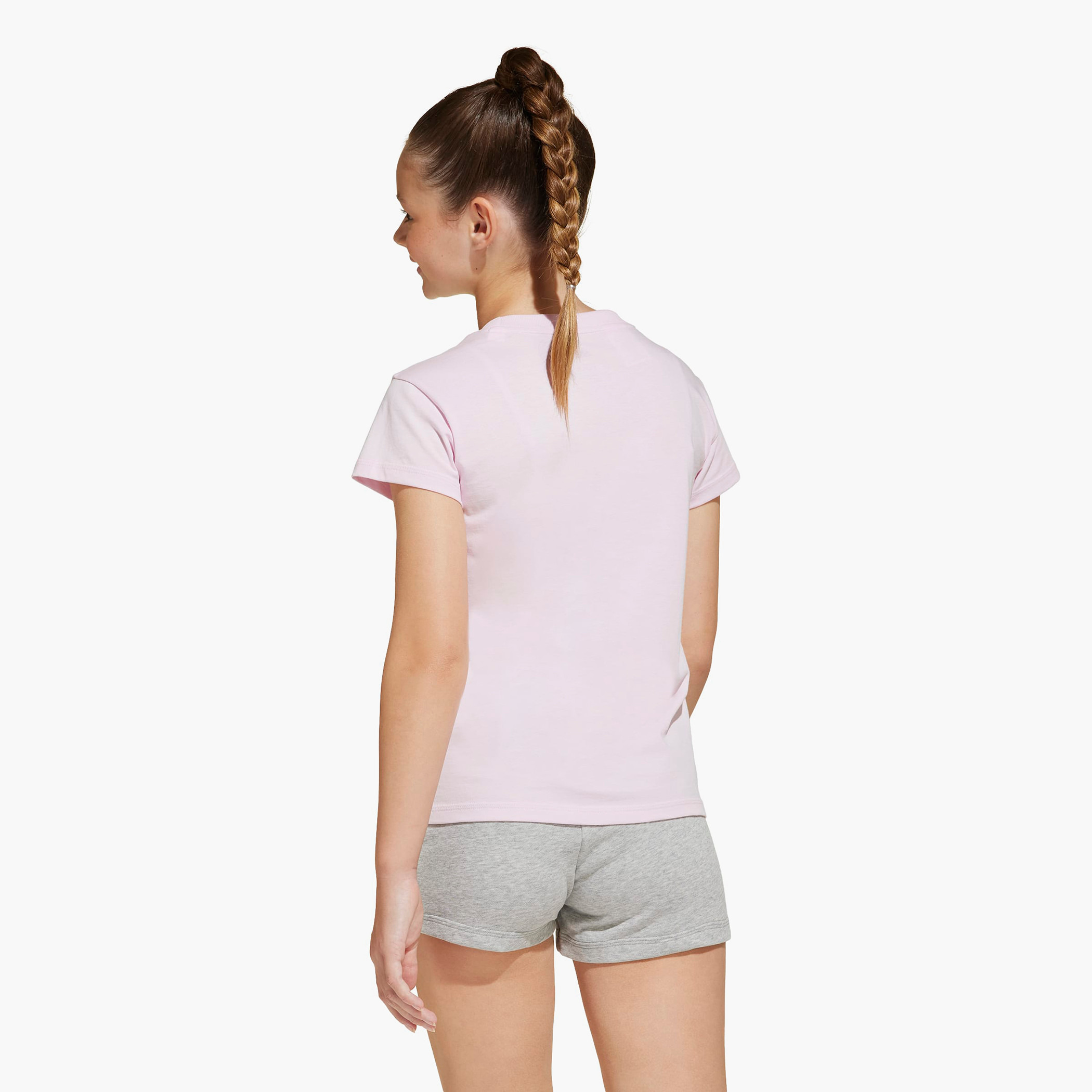 تيشيرت بياقة ضيقة وأكمام قصيرة وطبعات شعار من أديداس-girls-clothing-tshirts-image-3