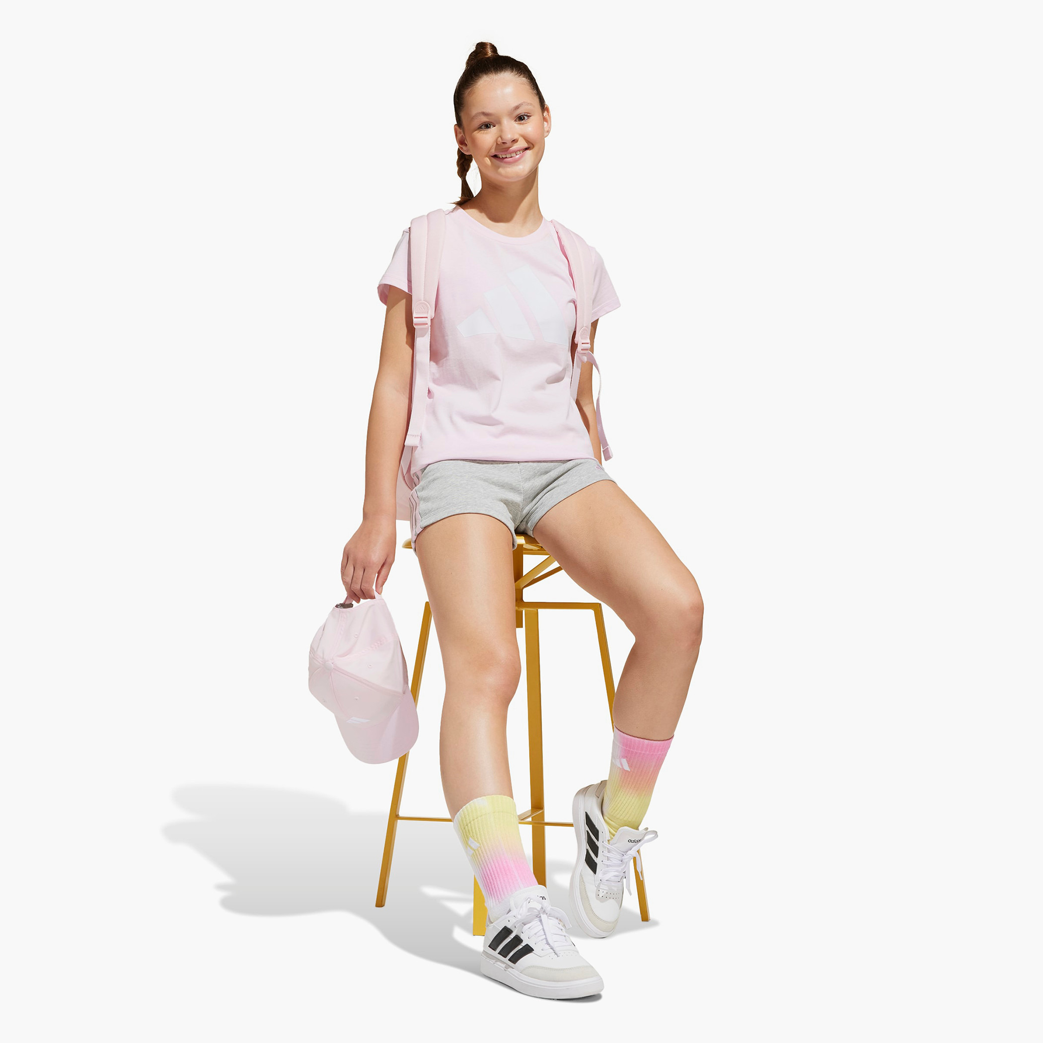 تيشيرت بياقة ضيقة وأكمام قصيرة وطبعات شعار من أديداس-girls-clothing-tshirts-image-4