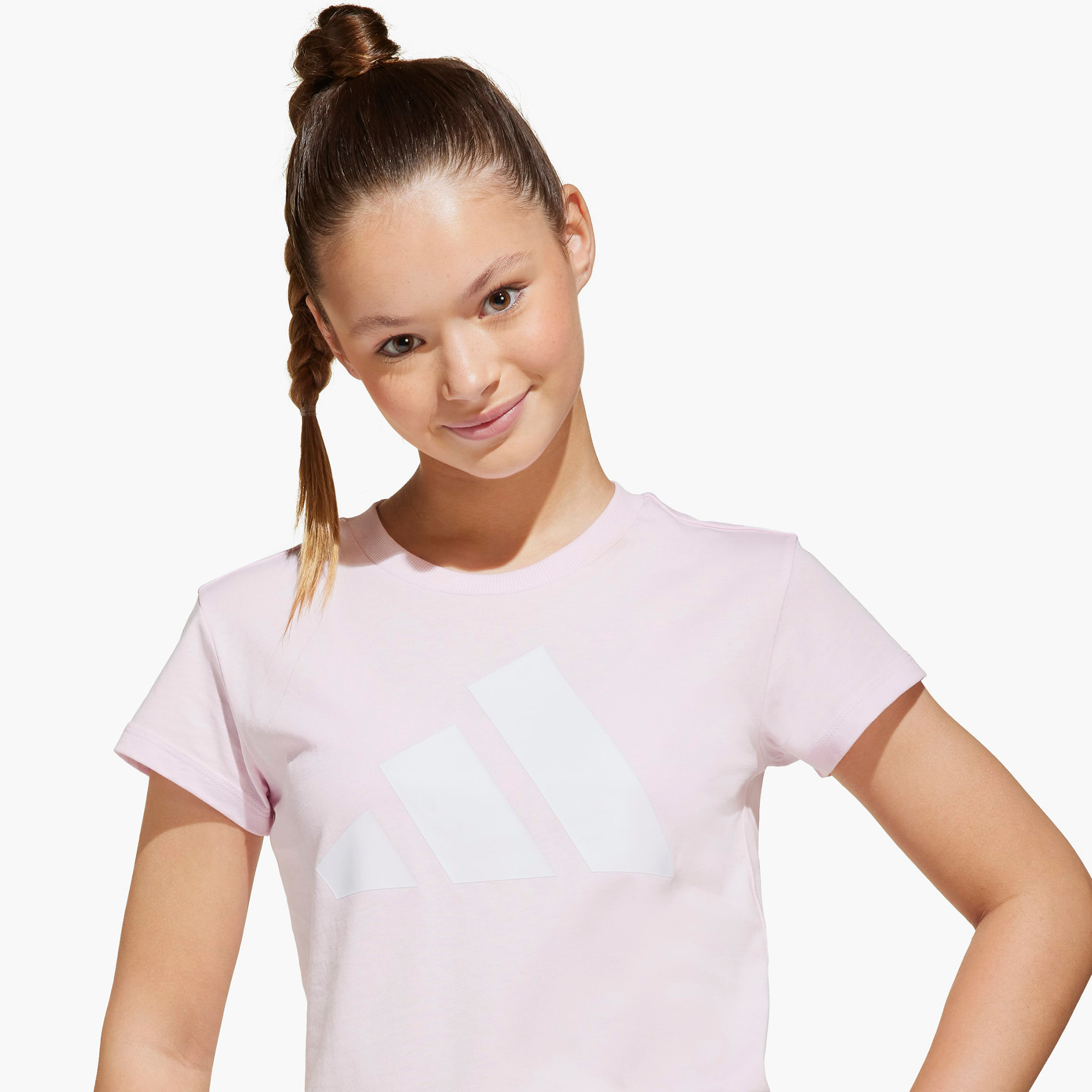 تيشيرت بياقة ضيقة وأكمام قصيرة وطبعات شعار من أديداس-girls-clothing-tshirts-image-5