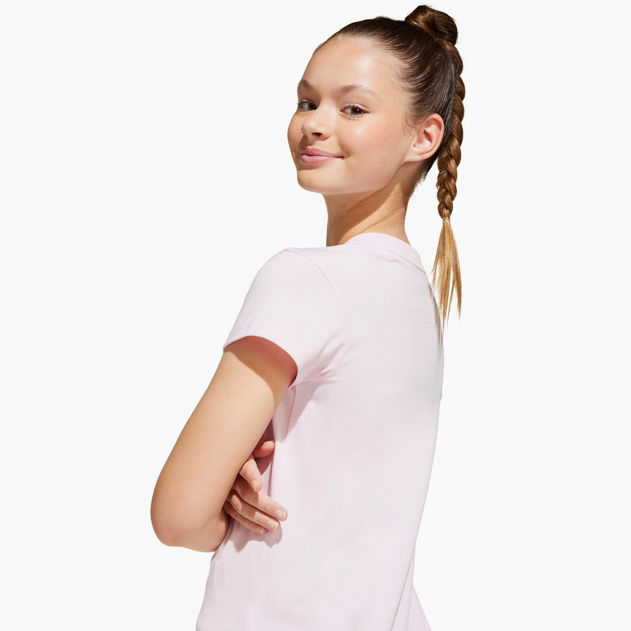 تيشيرت بياقة ضيقة وأكمام قصيرة وطبعات شعار من أديداس-girls-clothing-tshirts-image-6