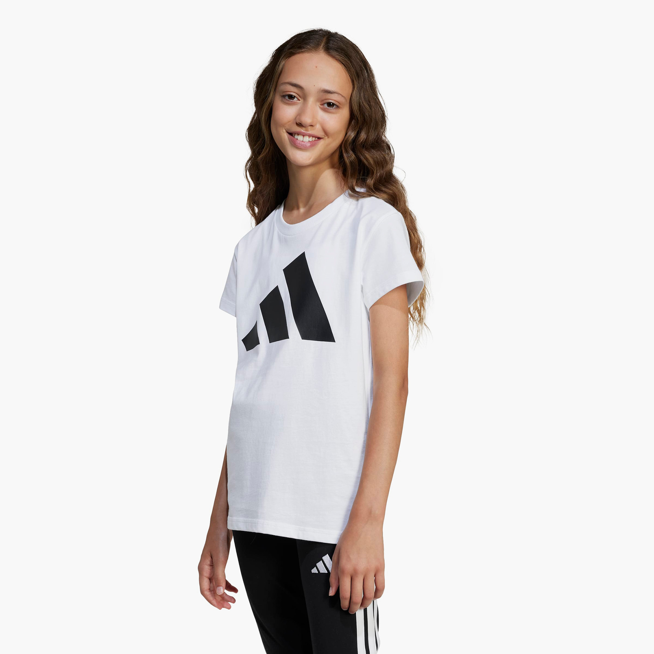 تيشيرت بياقة ضيقة وأكمام قصيرة وطبعات شعار من أديداس-girls-clothing-sportswear-tops-image-2