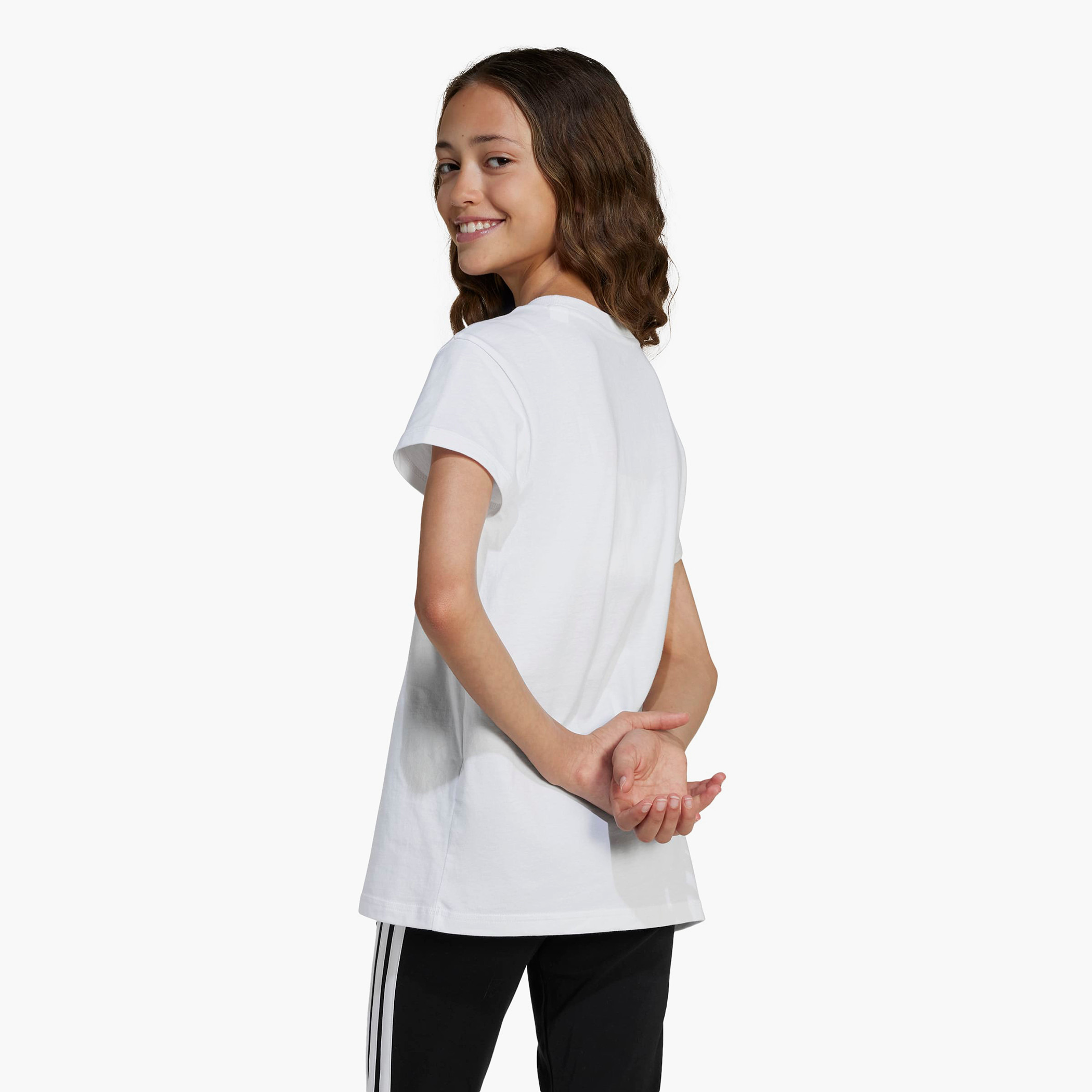 تيشيرت بياقة ضيقة وأكمام قصيرة وطبعات شعار من أديداس-girls-clothing-sportswear-tops-image-3
