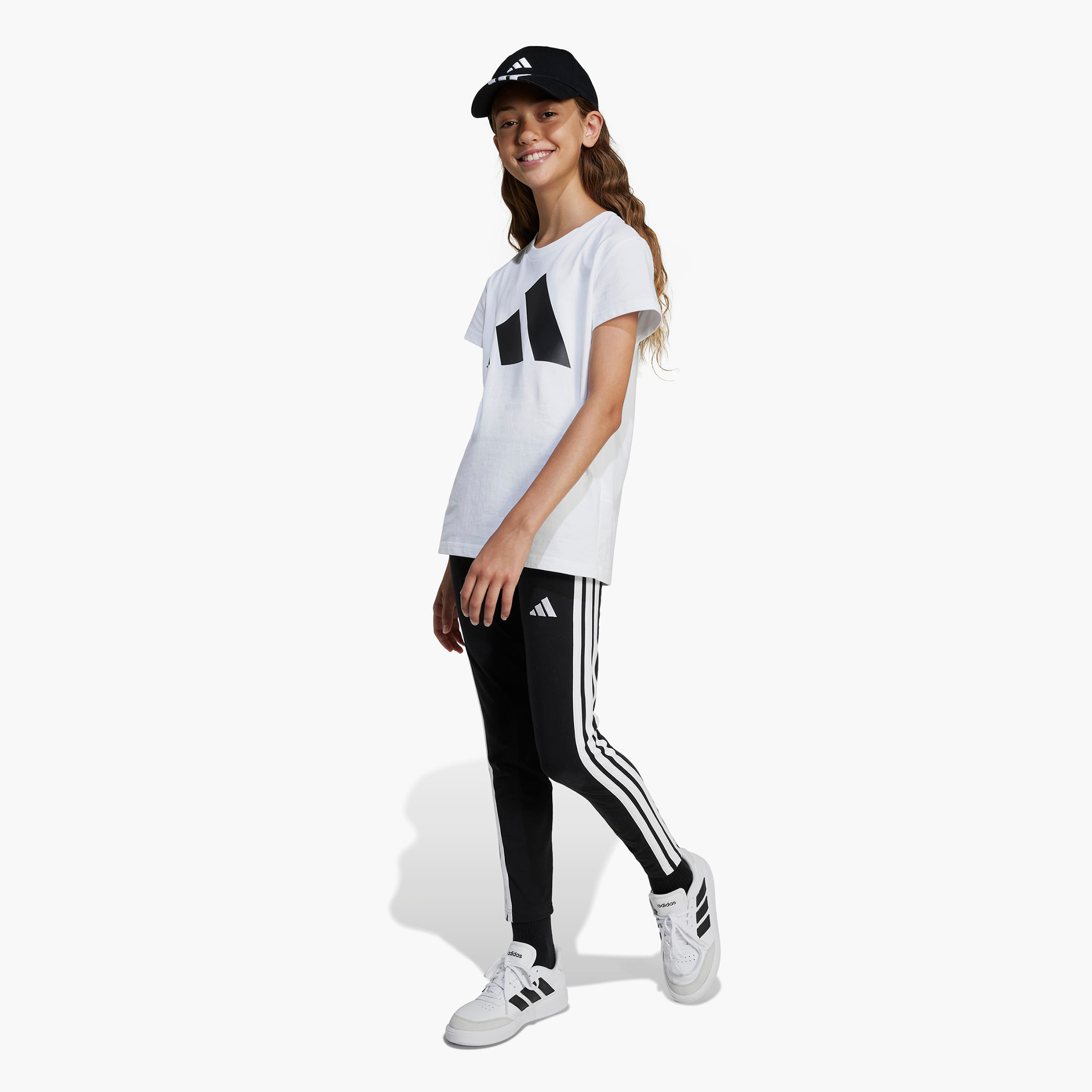 تيشيرت بياقة ضيقة وأكمام قصيرة وطبعات شعار من أديداس-girls-clothing-sportswear-tops-image-4