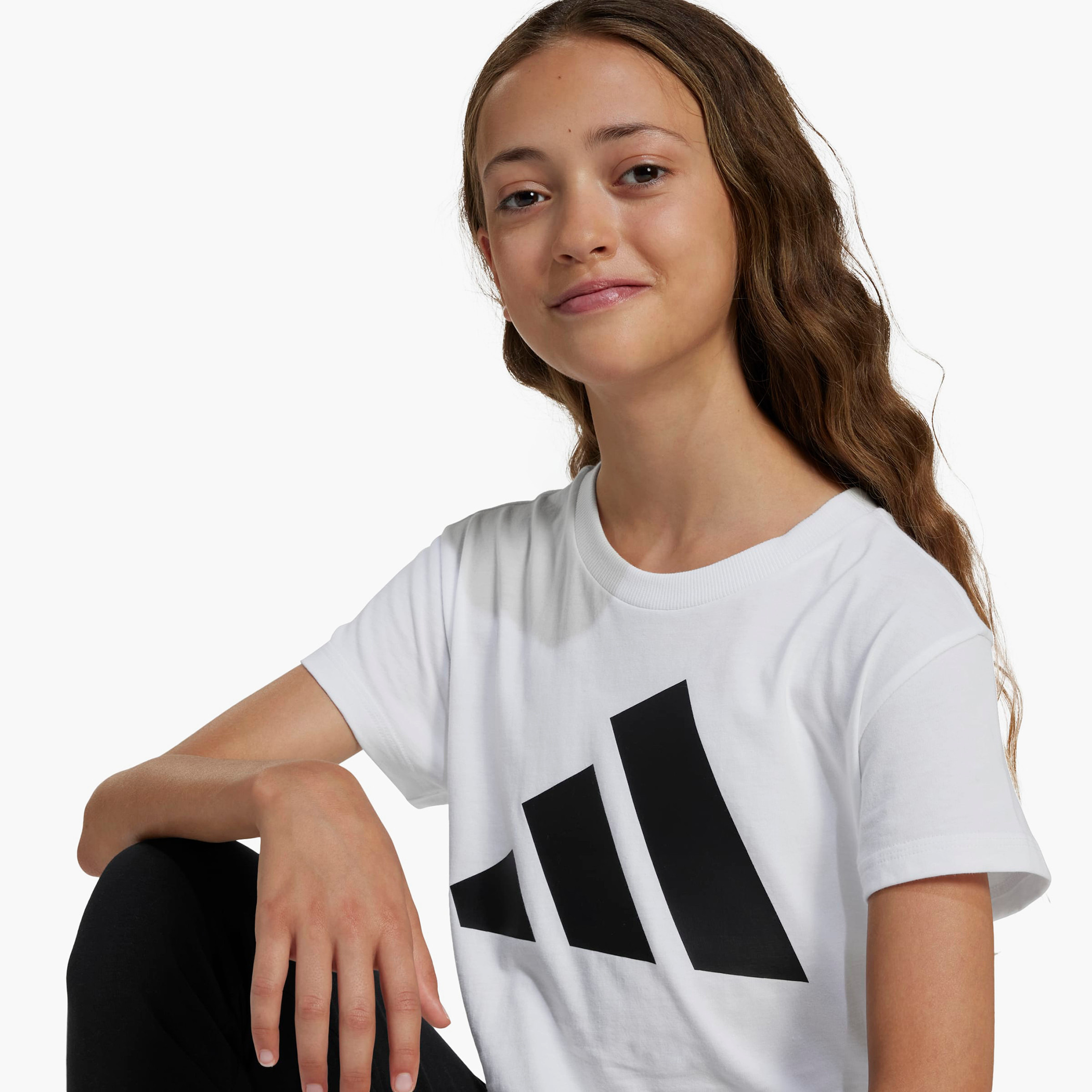 تيشيرت بياقة ضيقة وأكمام قصيرة وطبعات شعار من أديداس-girls-clothing-sportswear-tops-image-5