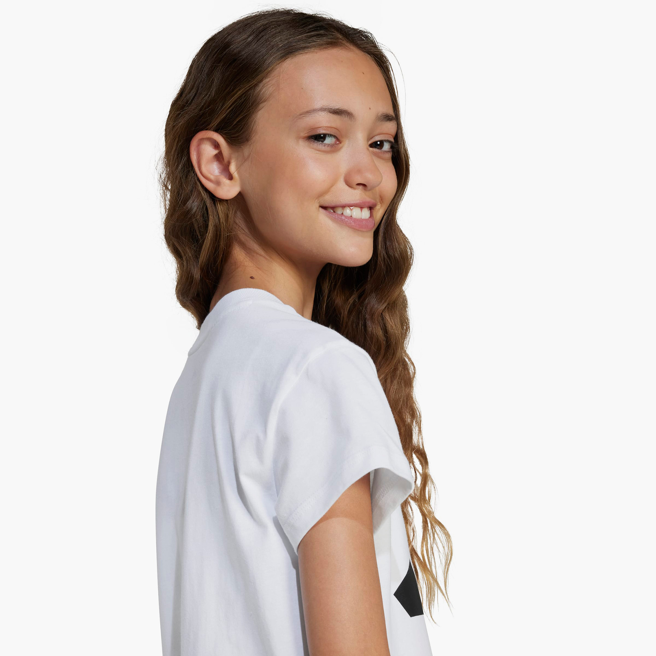 تيشيرت بياقة ضيقة وأكمام قصيرة وطبعات شعار من أديداس-girls-clothing-sportswear-tops-image-6