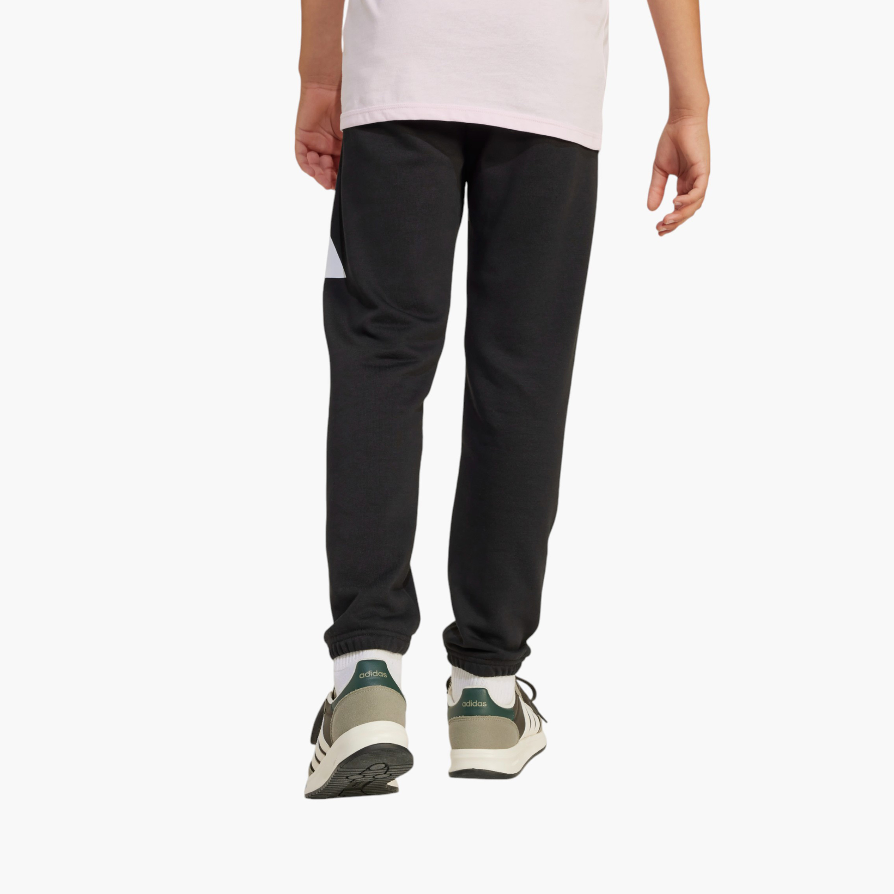 بنطلون رياضي بطبعات شعار وخصر مطاطي وجيوب من أديداس-boys-clothing-sportswear-bottoms-image-10