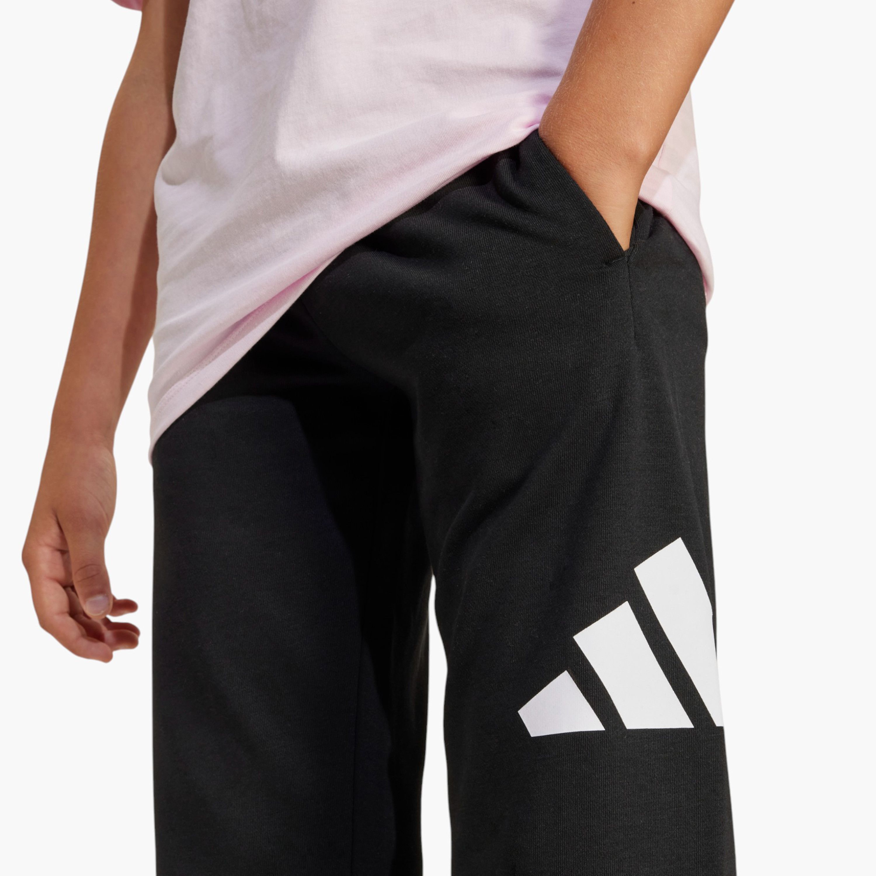 بنطلون رياضي بطبعات شعار وخصر مطاطي وجيوب من أديداس-boys-clothing-sportswear-bottoms-image-7